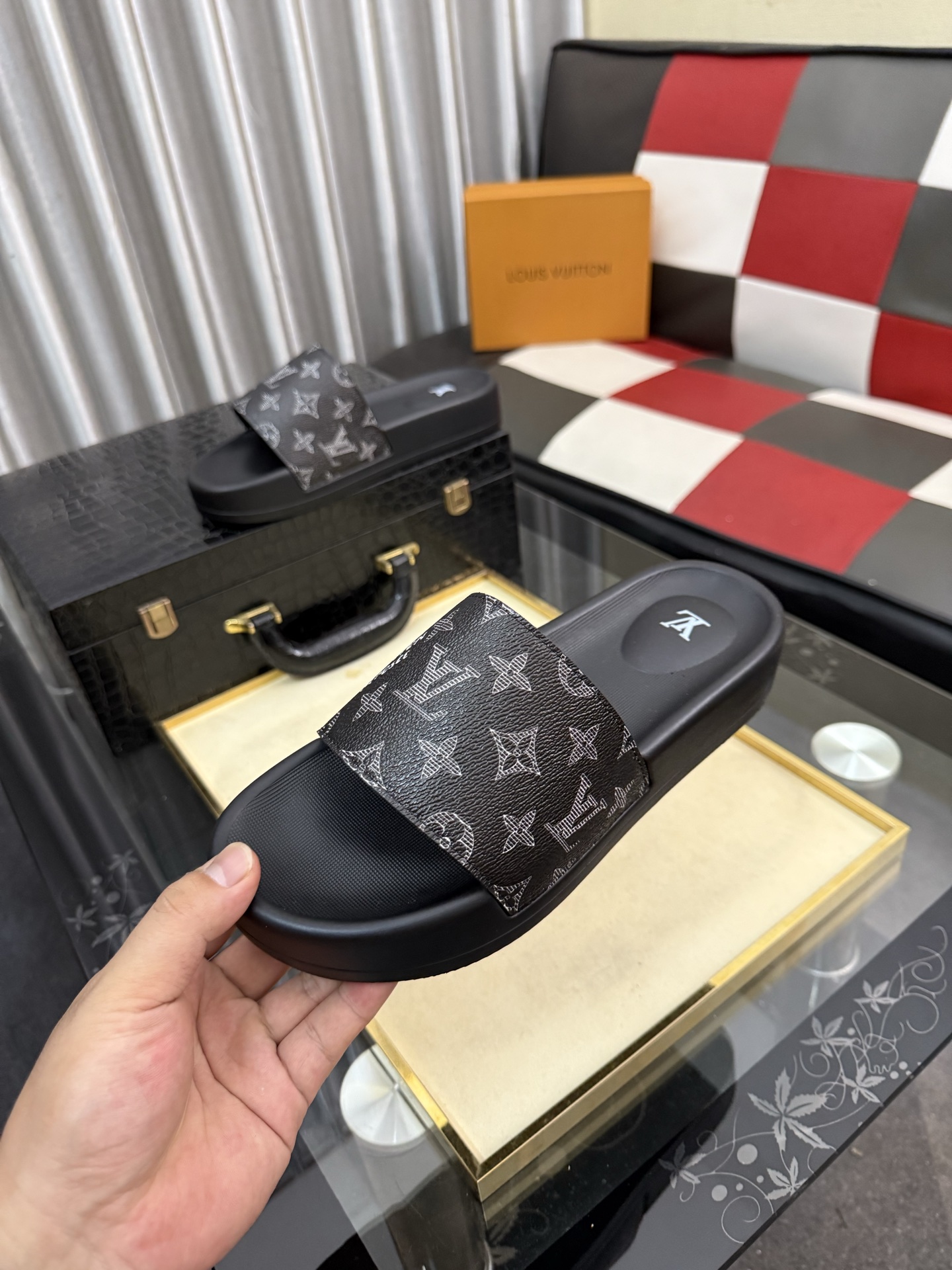 LV 高仿 男款拖鞋 經典黑灰老花設計 百搭款| 11 LV 高仿 男款拖鞋 經典黑灰老花設計 百搭款