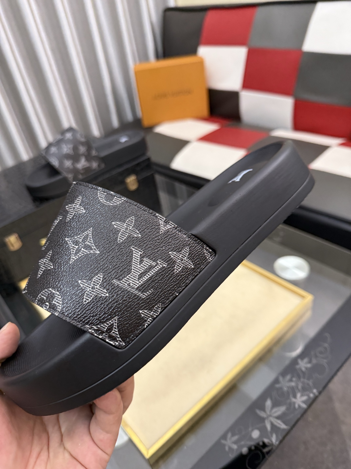 LV 高仿 男款拖鞋 經典黑灰老花設計 百搭款| 9 LV 高仿 男款拖鞋 經典黑灰老花設計 百搭款
