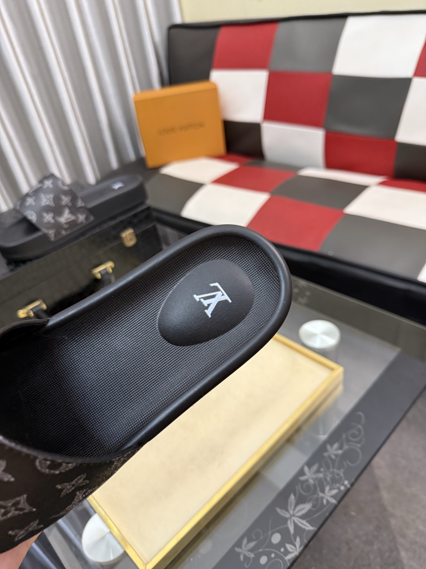LV 高仿 男款拖鞋 經典黑灰老花設計 百搭款| 8 LV 高仿 男款拖鞋 經典黑灰老花設計 百搭款