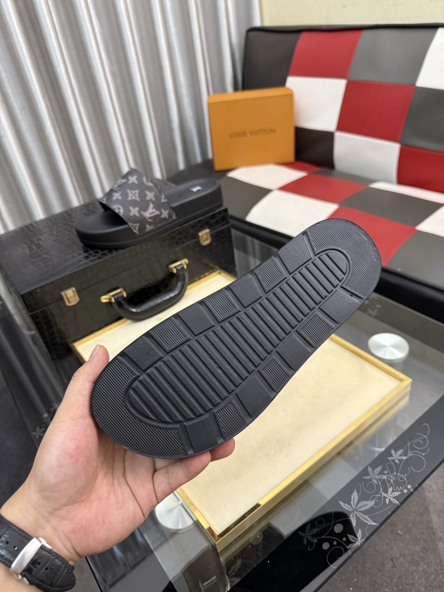 LV 高仿 男款拖鞋 經典黑灰老花設計 百搭款| 7 LV 高仿 男款拖鞋 經典黑灰老花設計 百搭款