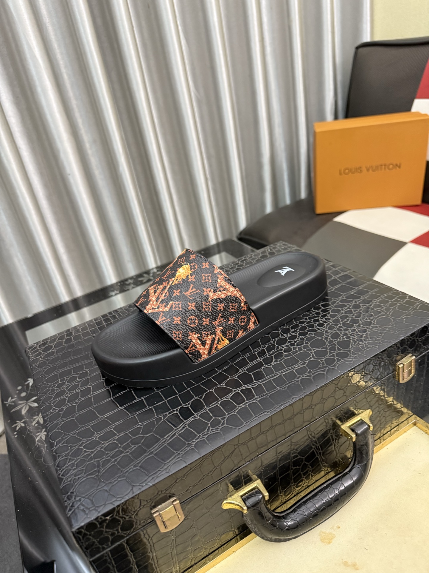LV 一比一 男款拖鞋 橙火焰老花設計 潮流吸睛款| 6 LV 一比一 男款拖鞋 橙火焰老花設計 潮流吸睛款