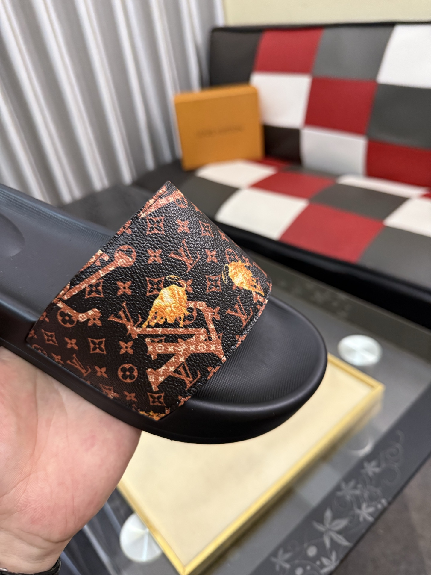 LV 一比一 男款拖鞋 橙火焰老花設計 潮流吸睛款| 10 LV 一比一 男款拖鞋 橙火焰老花設計 潮流吸睛款