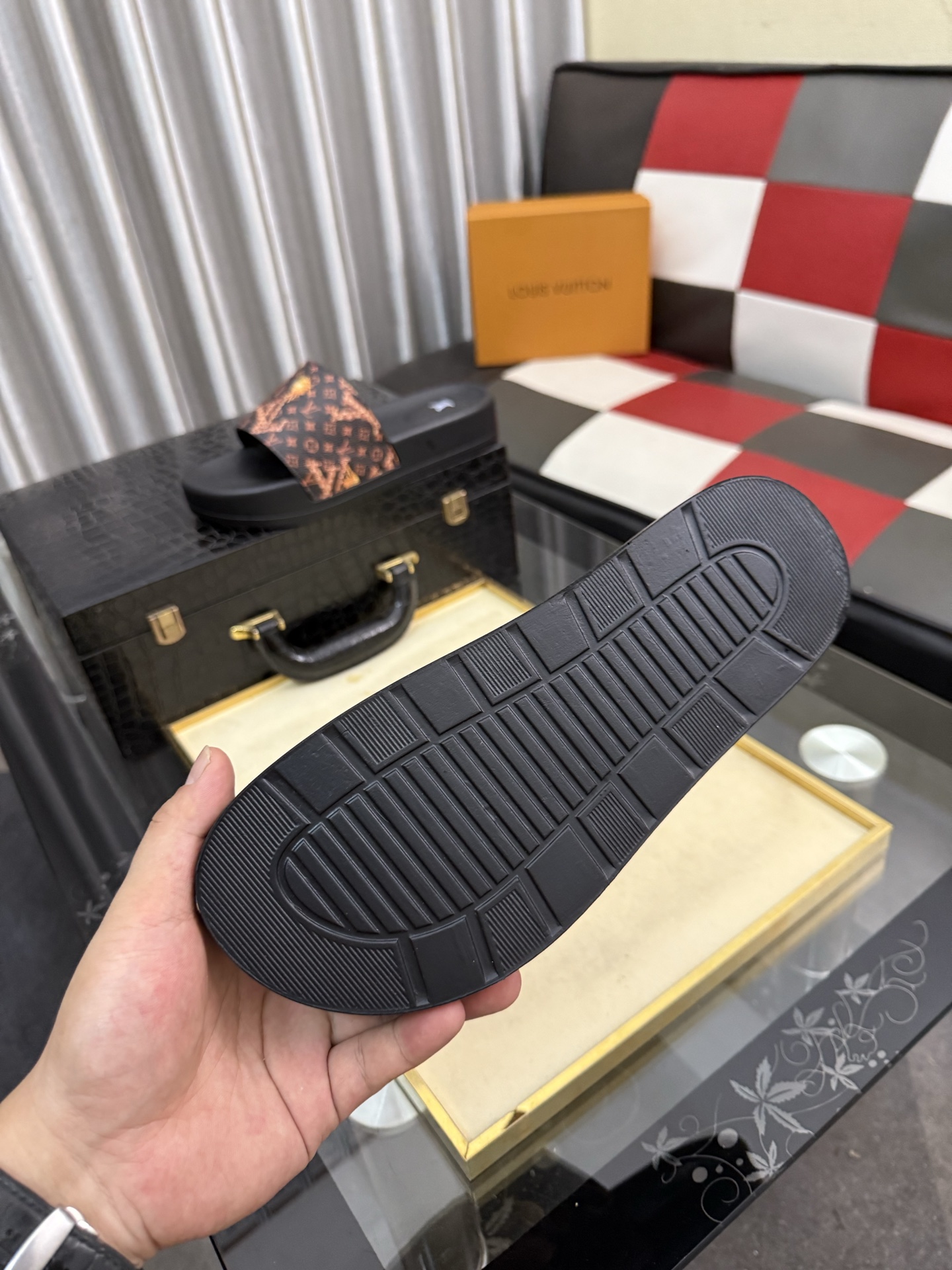 LV 一比一 男款拖鞋 橙火焰老花設計 潮流吸睛款| 7 LV 一比一 男款拖鞋 橙火焰老花設計 潮流吸睛款