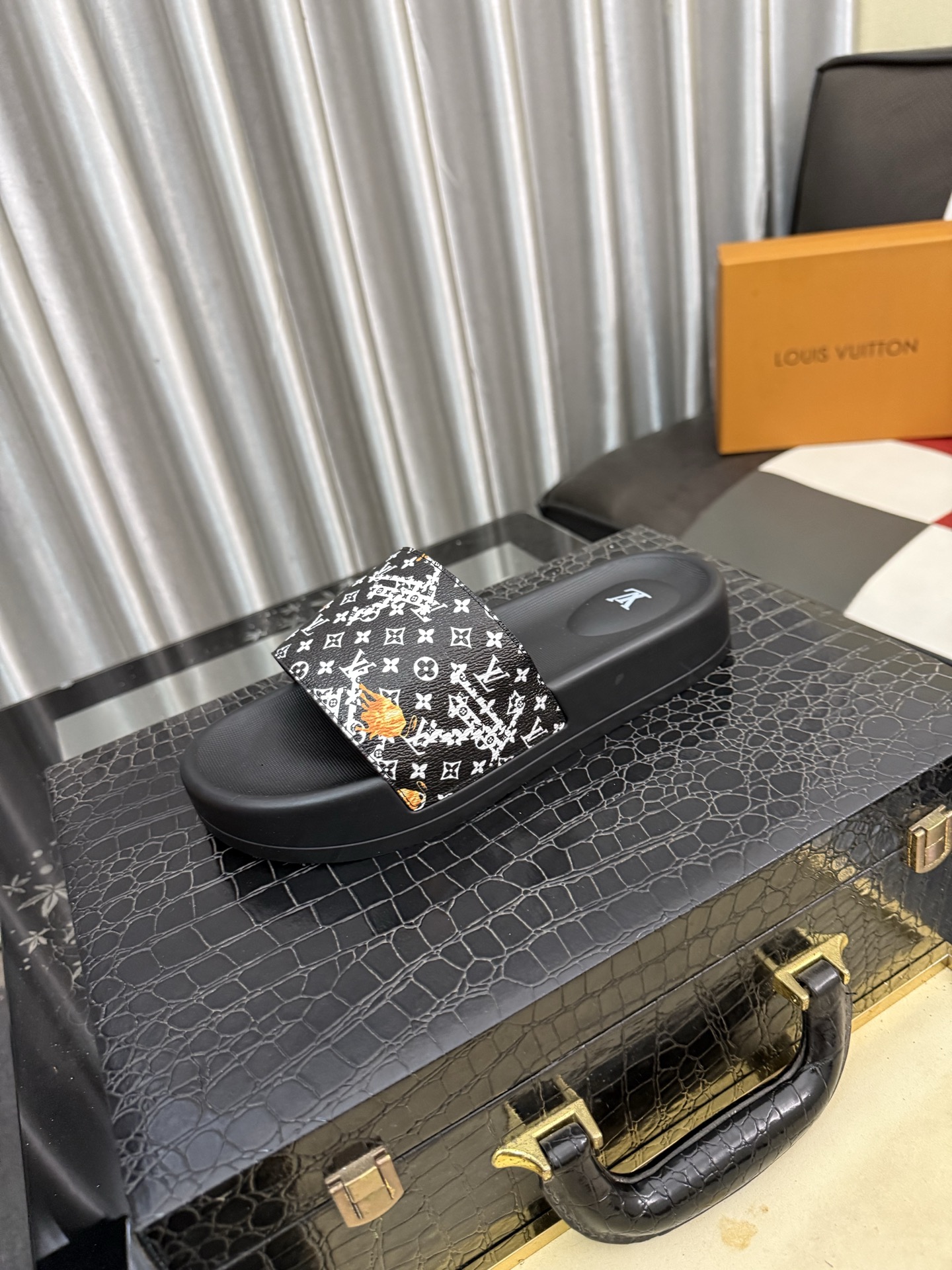 LV 原單 男款拖鞋 黑白火焰老花設計 個性潮流款| 6 LV 原單 男款拖鞋 黑白火焰老花設計 個性潮流款
