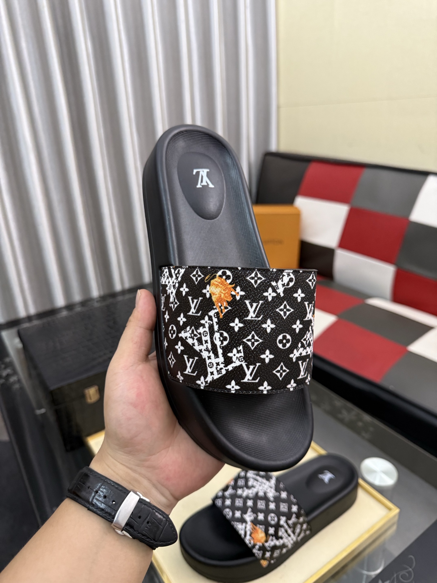LV 原單 男款拖鞋 黑白火焰老花設計 個性潮流款| 12 LV 原單 男款拖鞋 黑白火焰老花設計 個性潮流款