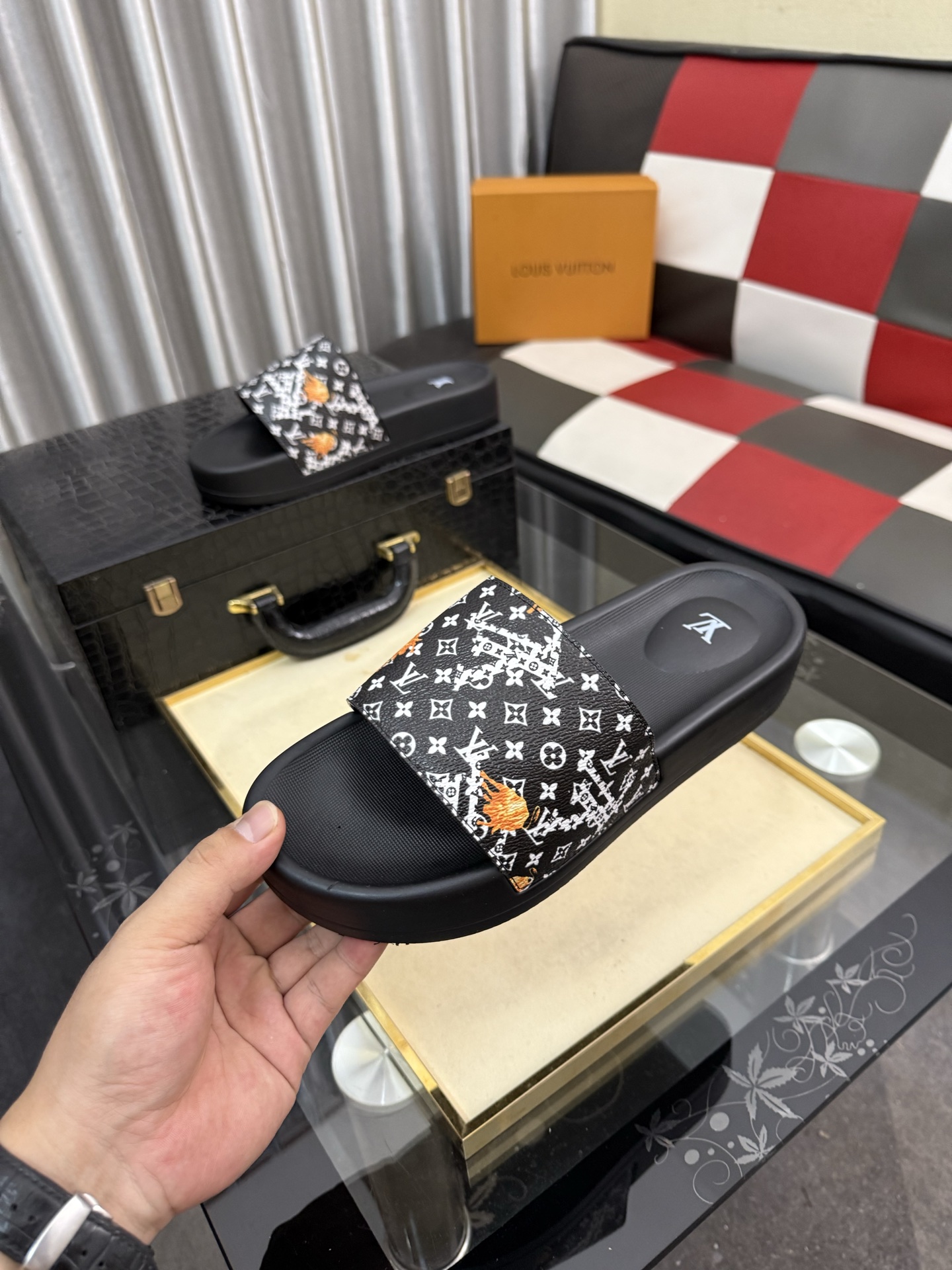 LV 原單 男款拖鞋 黑白火焰老花設計 個性潮流款| 11 LV 原單 男款拖鞋 黑白火焰老花設計 個性潮流款