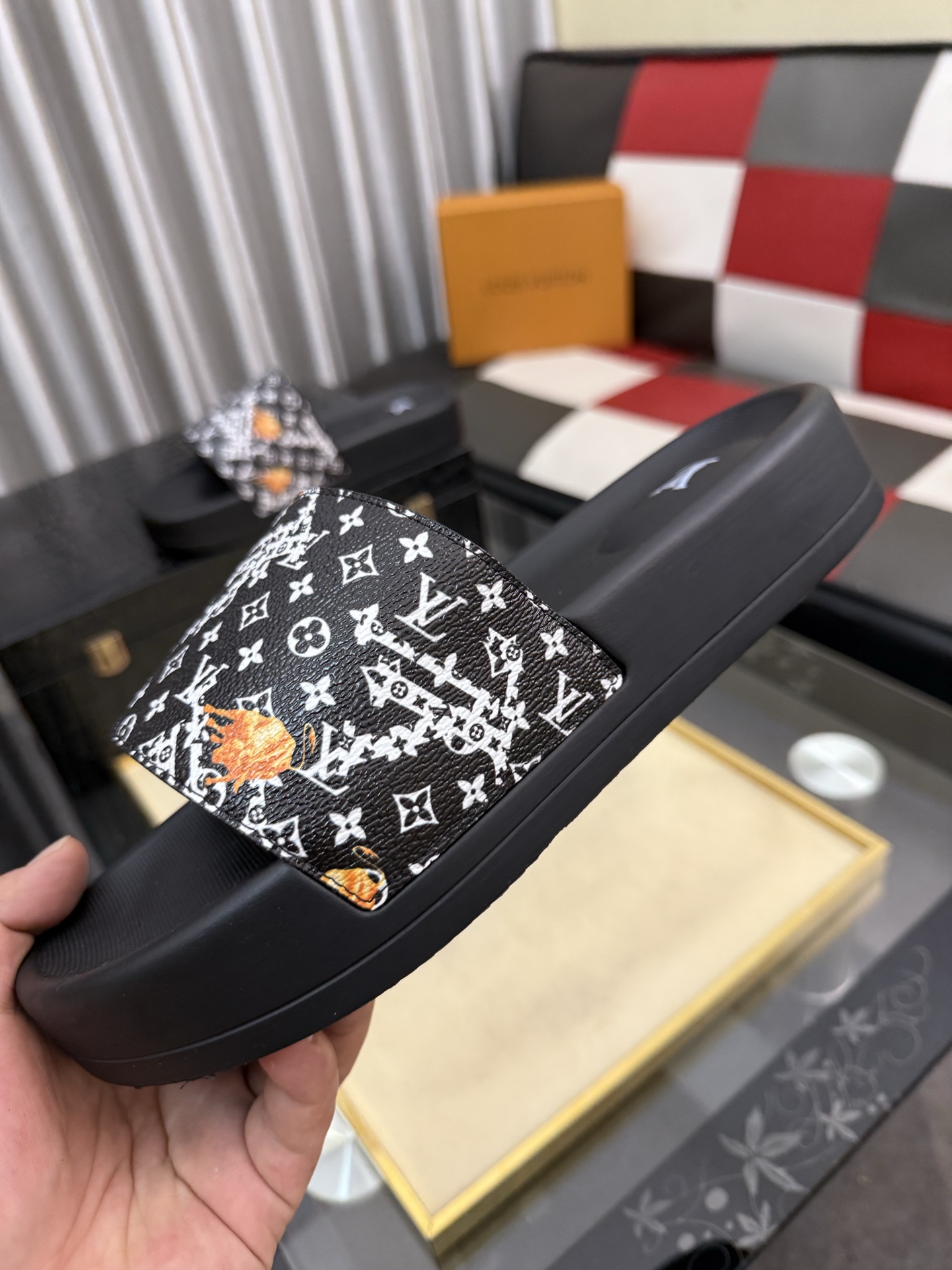LV 原單 男款拖鞋 黑白火焰老花設計 個性潮流款| 9 LV 原單 男款拖鞋 黑白火焰老花設計 個性潮流款