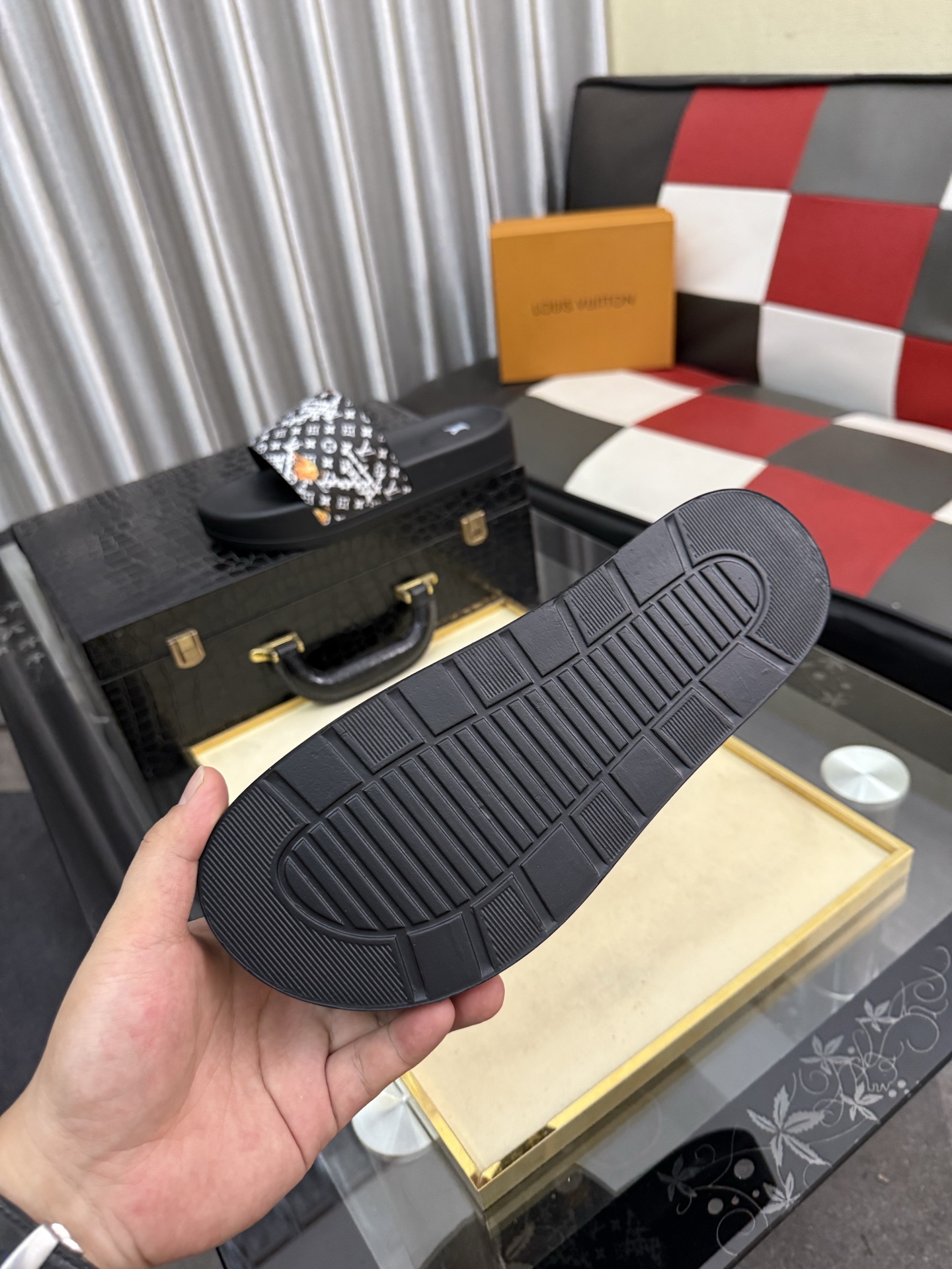 LV 原單 男款拖鞋 黑白火焰老花設計 個性潮流款| 7 LV 原單 男款拖鞋 黑白火焰老花設計 個性潮流款
