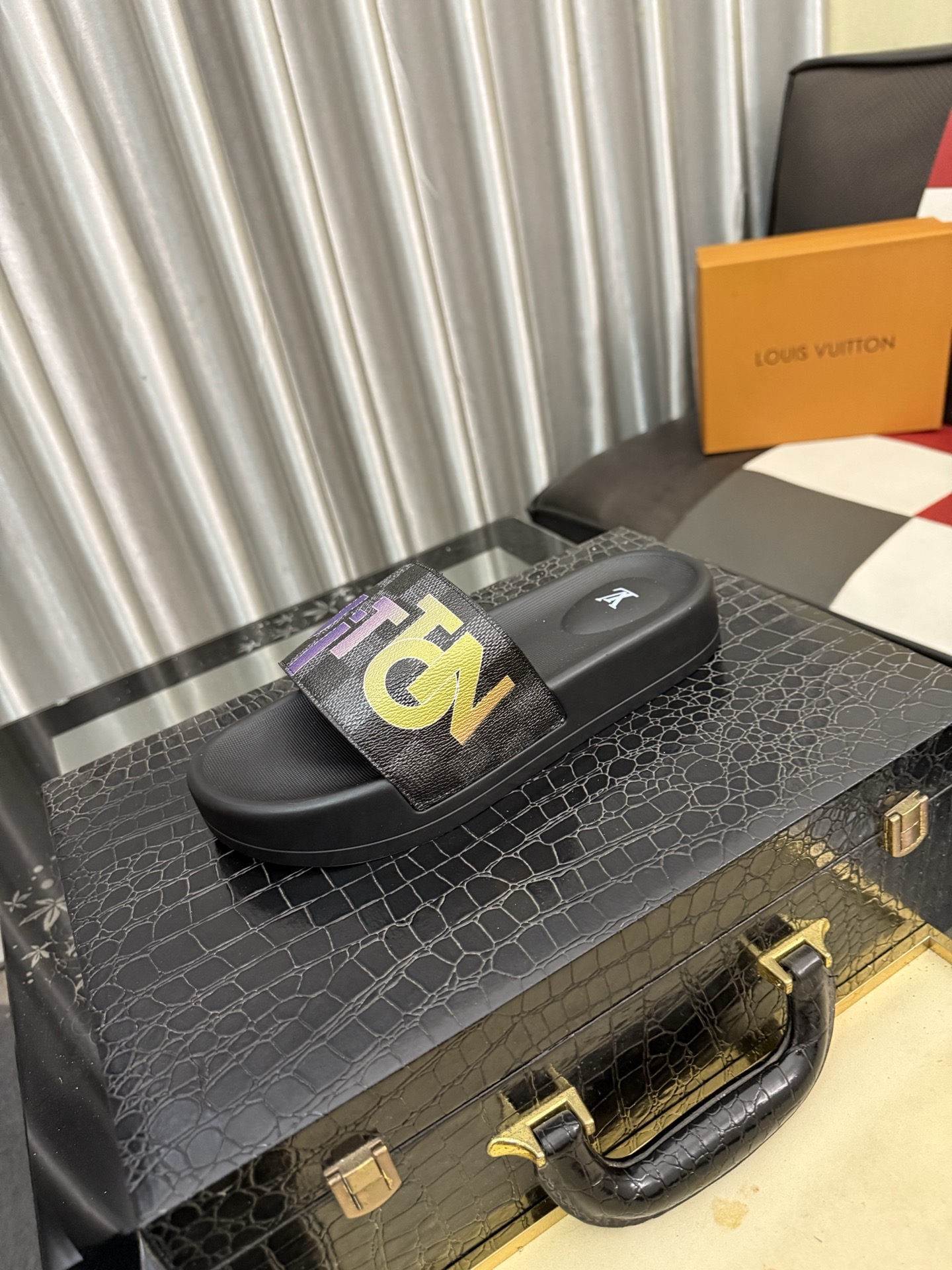 LV A貨 男款拖鞋 字母拼接設計 潮流休閒款| 6 LV A貨 男款拖鞋 字母拼接設計 潮流休閒款