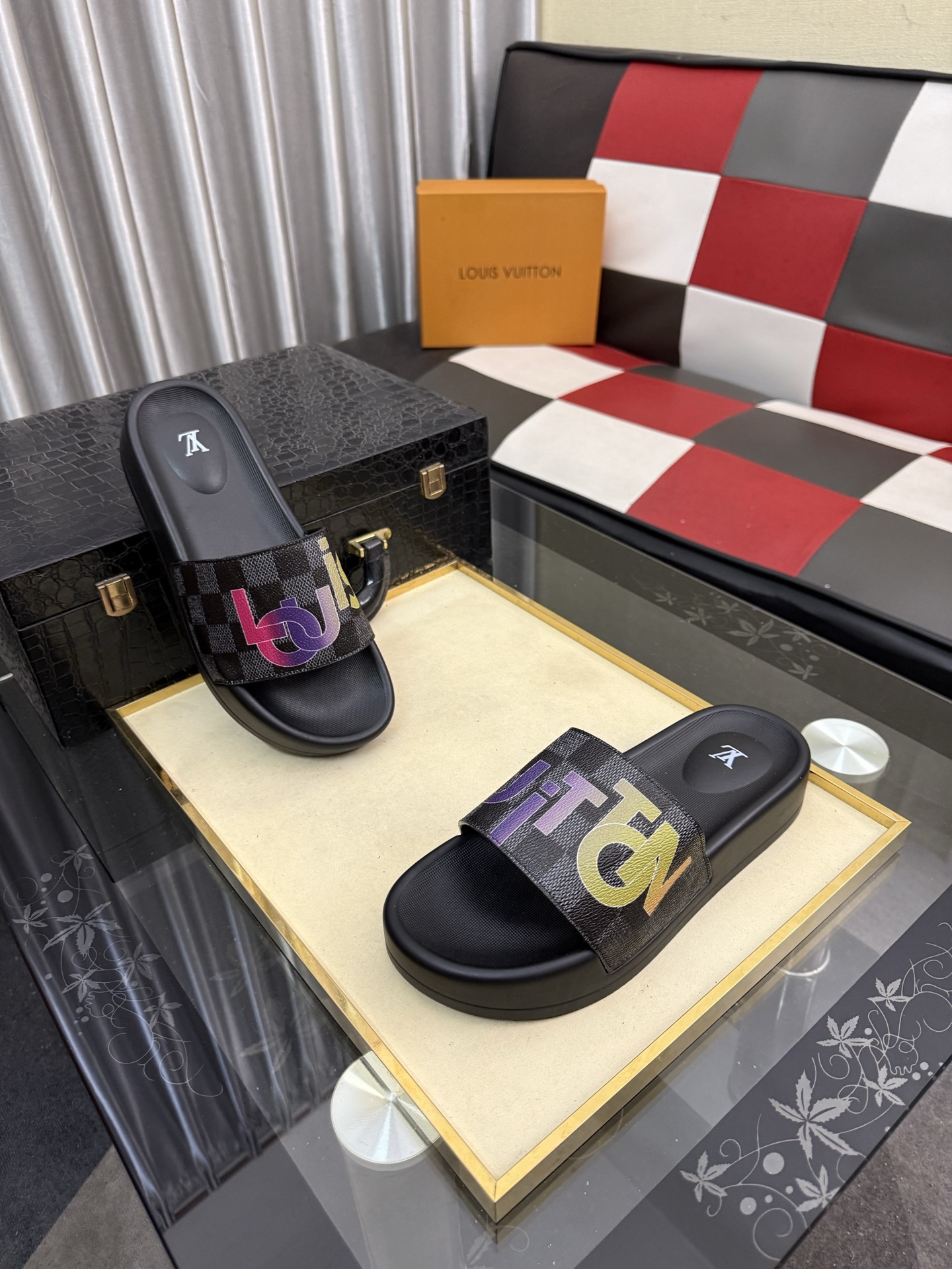 LV A貨 男款拖鞋 字母拼接設計 潮流休閒款| 13 LV A貨 男款拖鞋 字母拼接設計 潮流休閒款