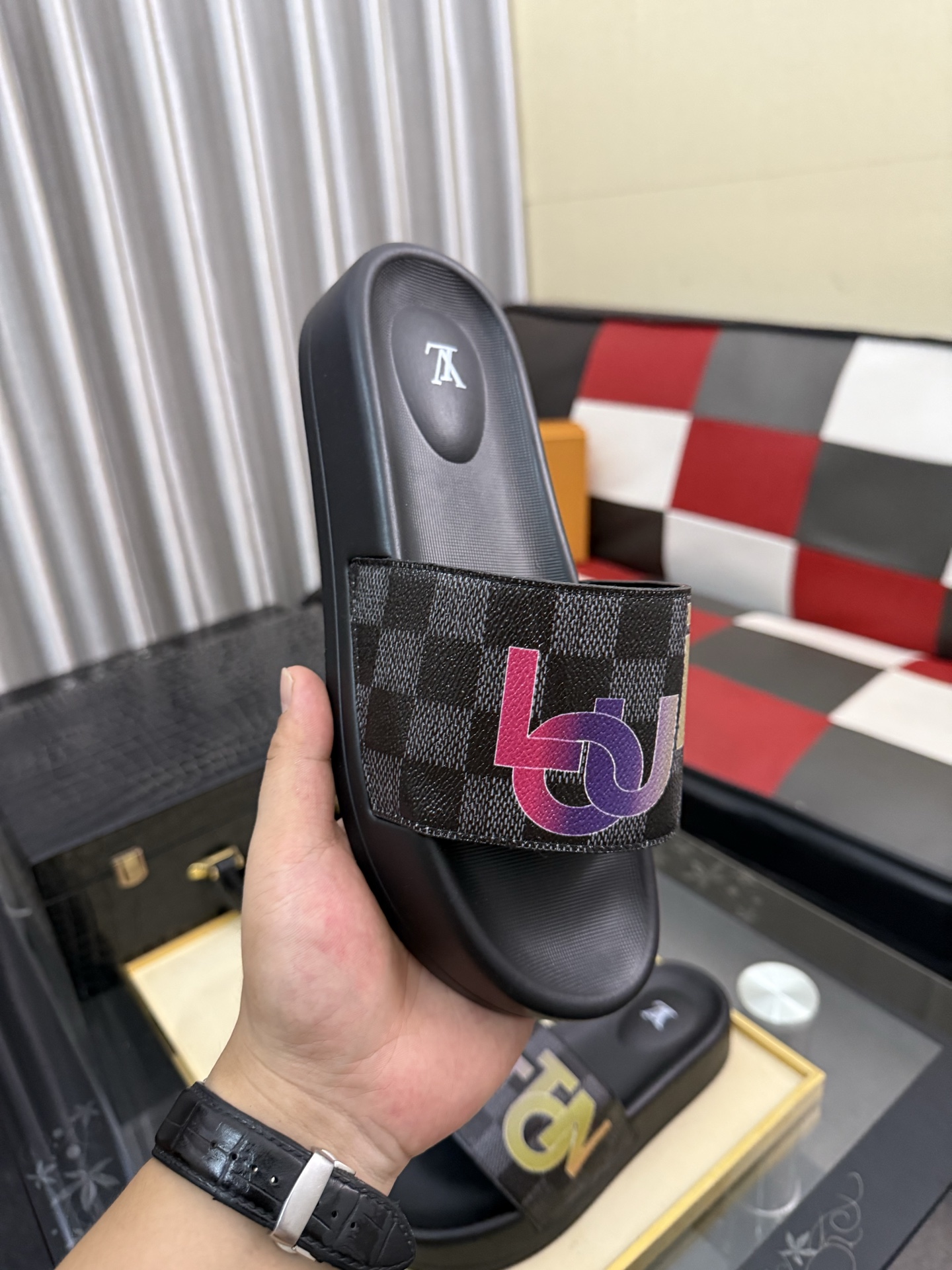 LV A貨 男款拖鞋 字母拼接設計 潮流休閒款| 12 LV A貨 男款拖鞋 字母拼接設計 潮流休閒款