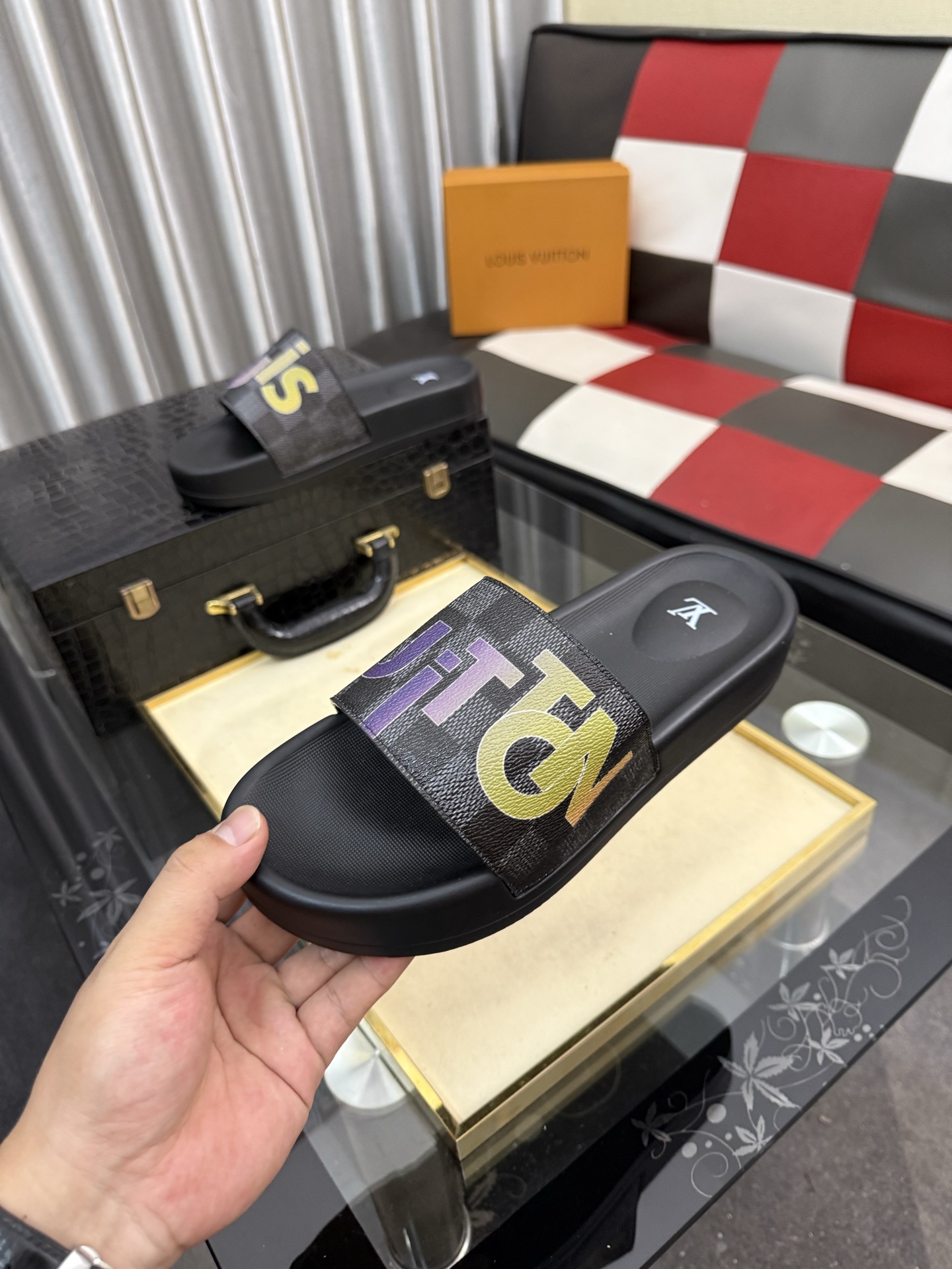 LV A貨 男款拖鞋 字母拼接設計 潮流休閒款| 11 LV A貨 男款拖鞋 字母拼接設計 潮流休閒款