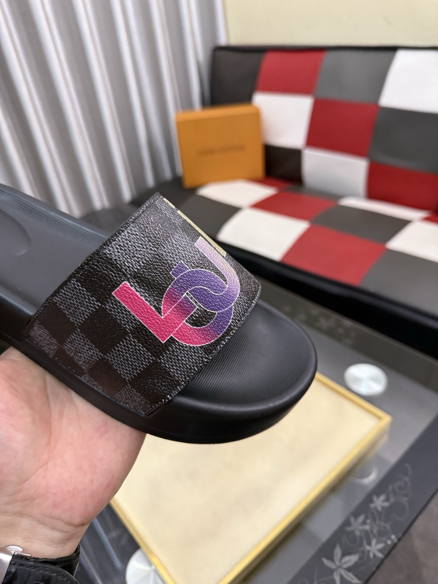 LV A貨 男款拖鞋 字母拼接設計 潮流休閒款| 10 LV A貨 男款拖鞋 字母拼接設計 潮流休閒款