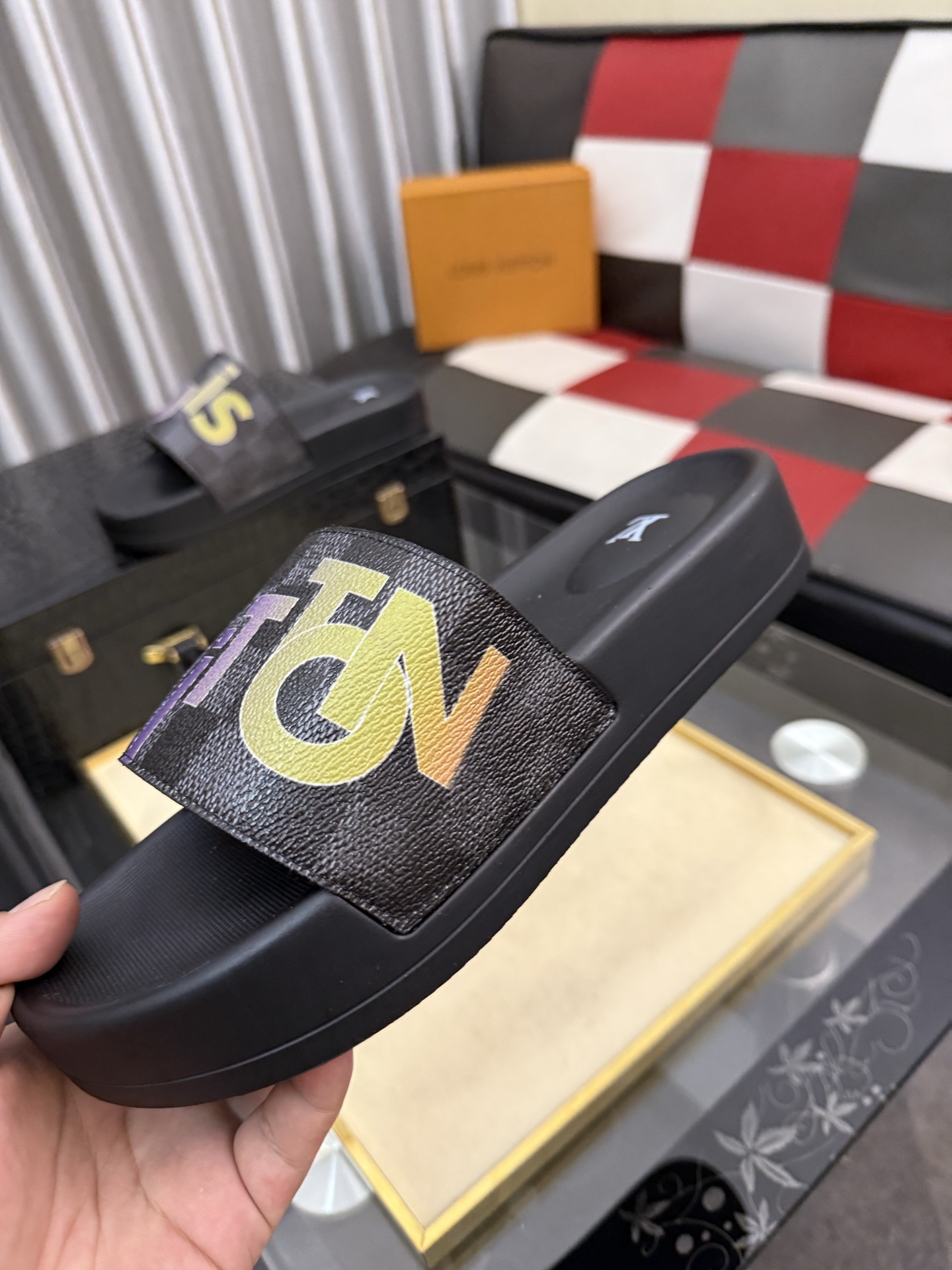 LV A貨 男款拖鞋 字母拼接設計 潮流休閒款| 9 LV A貨 男款拖鞋 字母拼接設計 潮流休閒款