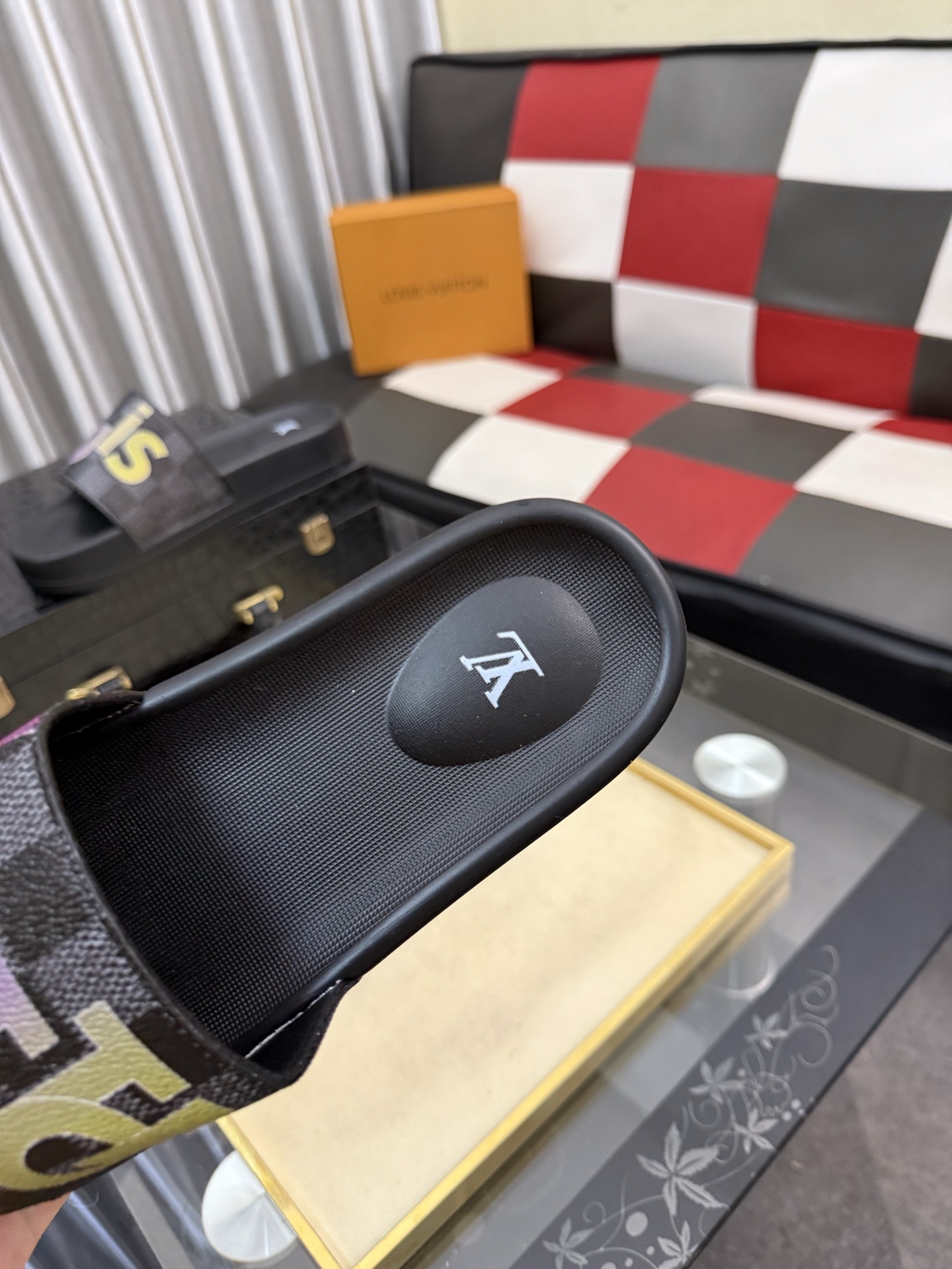 LV A貨 男款拖鞋 字母拼接設計 潮流休閒款| 8 LV A貨 男款拖鞋 字母拼接設計 潮流休閒款