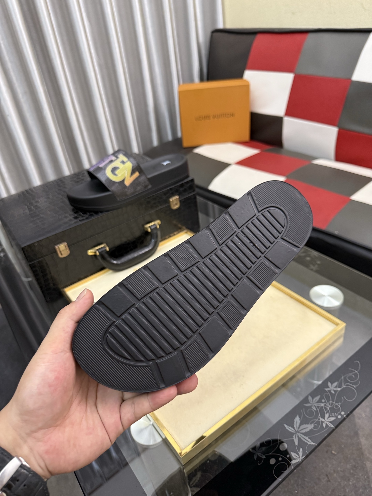 LV A貨 男款拖鞋 字母拼接設計 潮流休閒款| 7 LV A貨 男款拖鞋 字母拼接設計 潮流休閒款