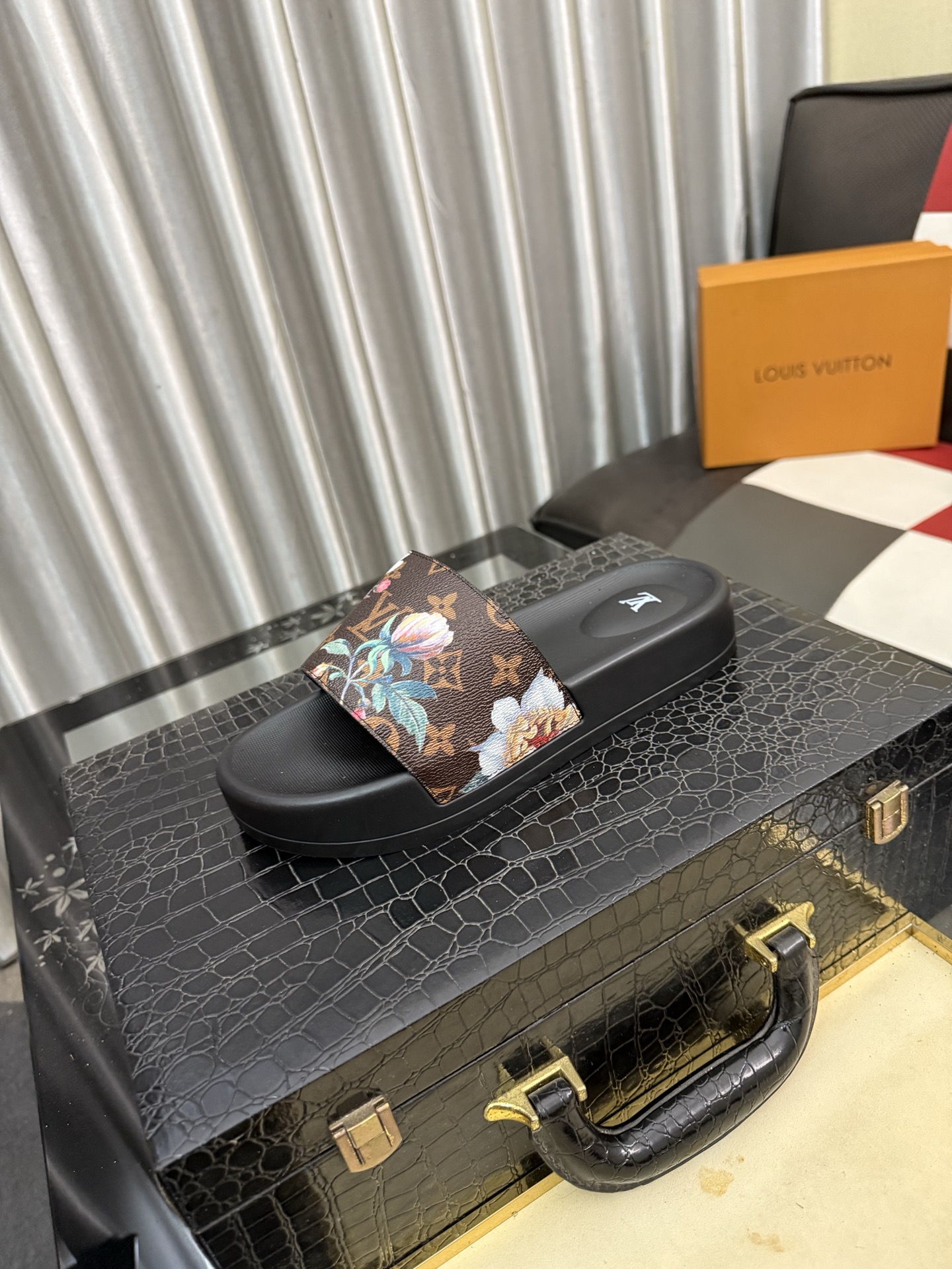LV 復刻 男款拖鞋 花卉老花設計 輕奢時尚款| 6 LV 復刻 男款拖鞋 花卉老花設計 輕奢時尚款