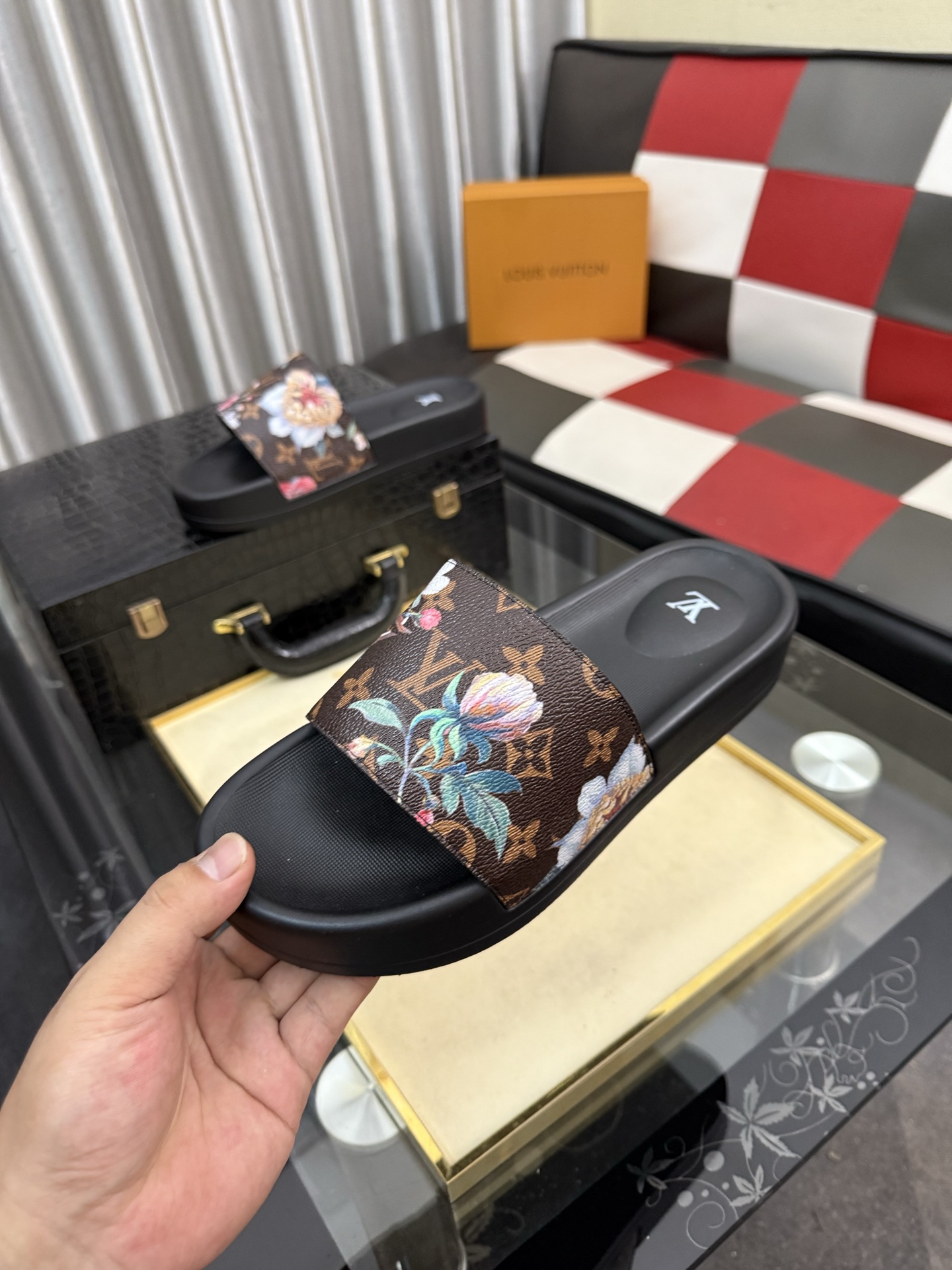 LV 復刻 男款拖鞋 花卉老花設計 輕奢時尚款| 11 LV 復刻 男款拖鞋 花卉老花設計 輕奢時尚款