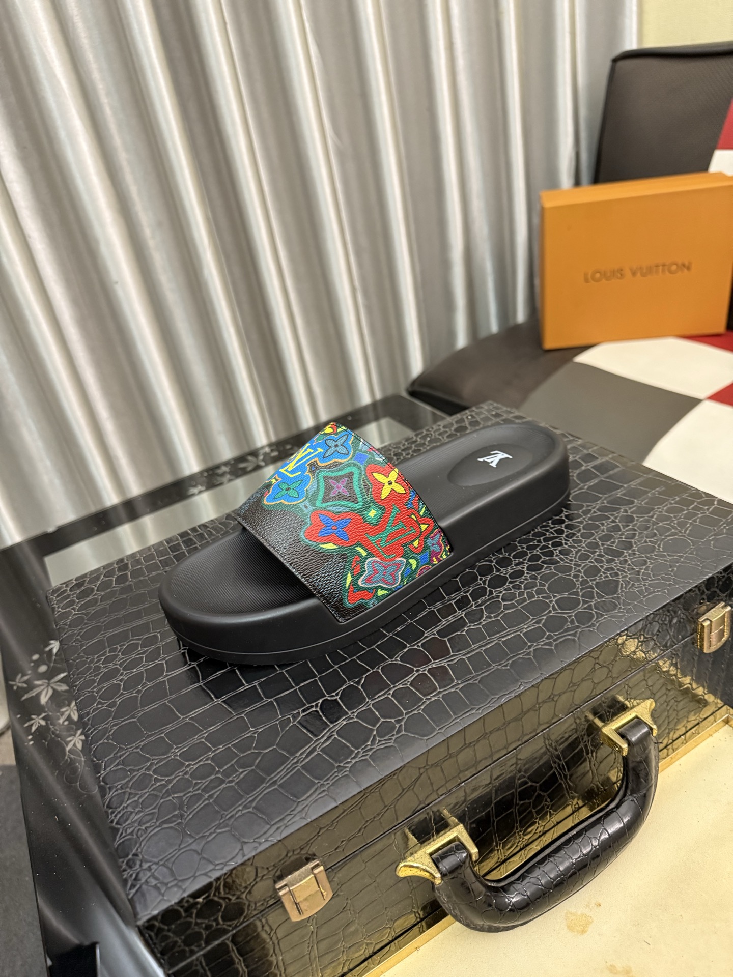 LV 高仿 男款拖鞋 彩色塗鴉LOGO設計 潮流亮眼款| 4 LV 高仿 男款拖鞋 彩色塗鴉LOGO設計 潮流亮眼款