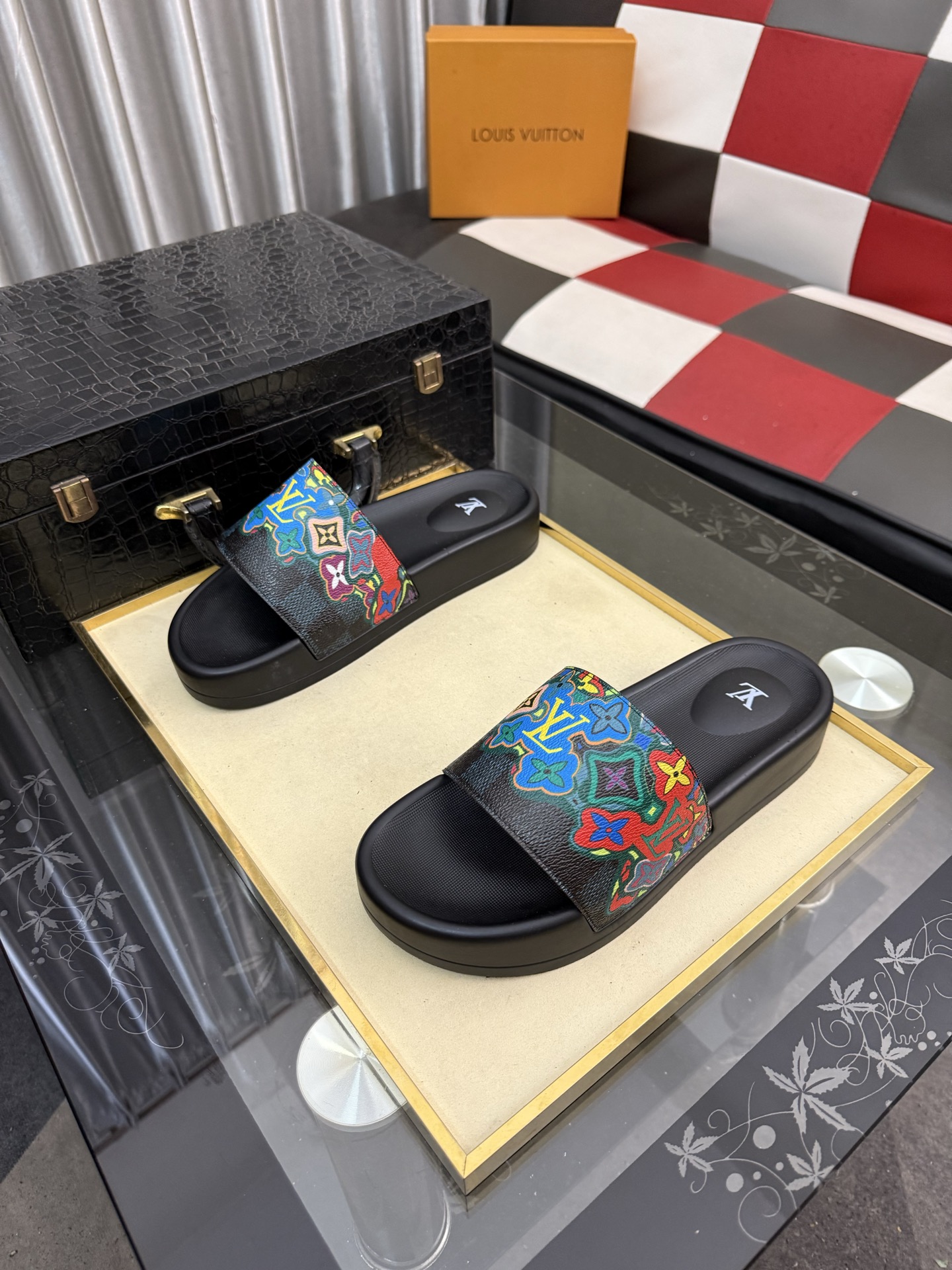 LV 高仿 男款拖鞋 彩色塗鴉LOGO設計 潮流亮眼款