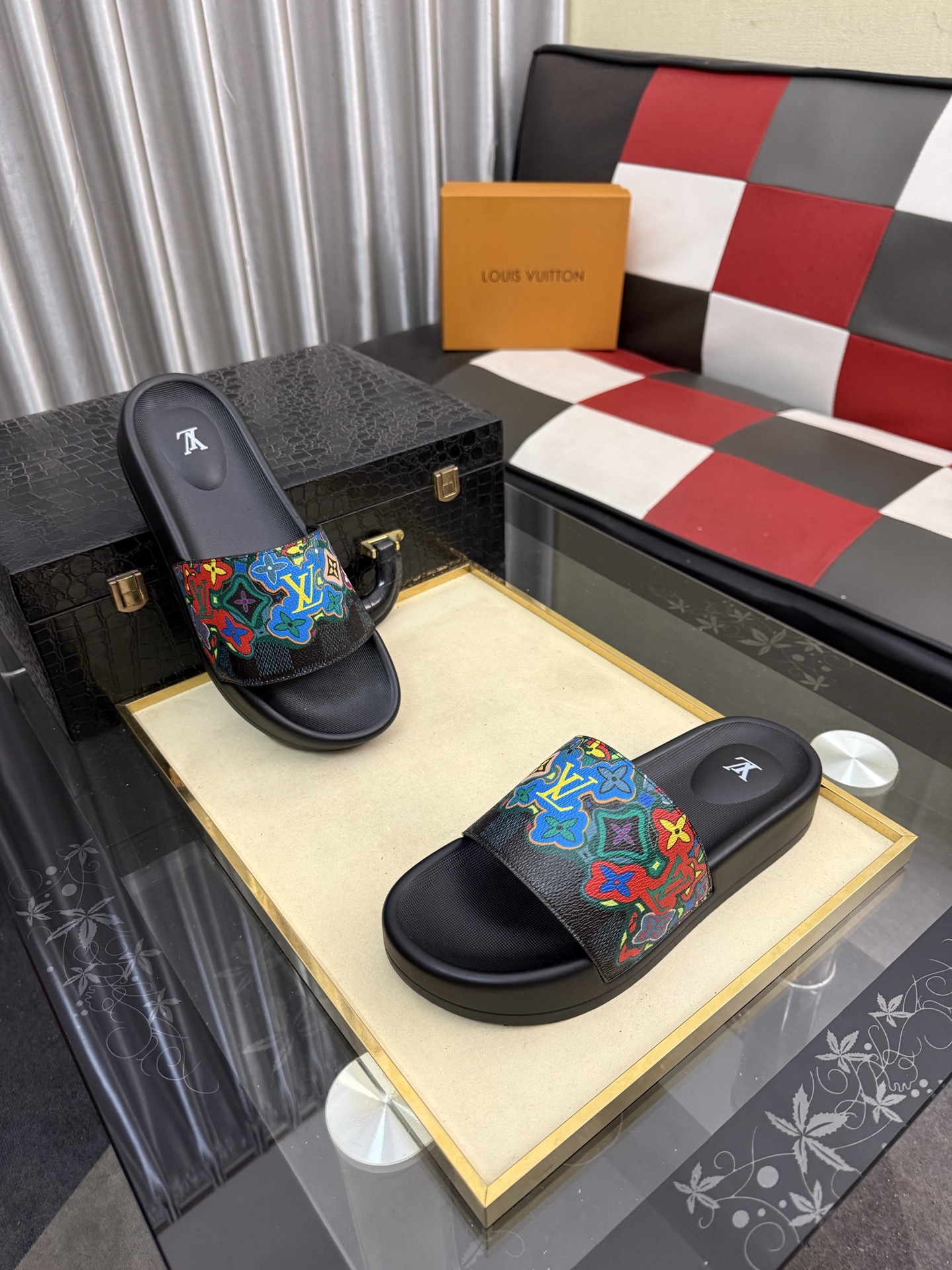 LV 高仿 男款拖鞋 彩色塗鴉LOGO設計 潮流亮眼款| 11 LV 高仿 男款拖鞋 彩色塗鴉LOGO設計 潮流亮眼款