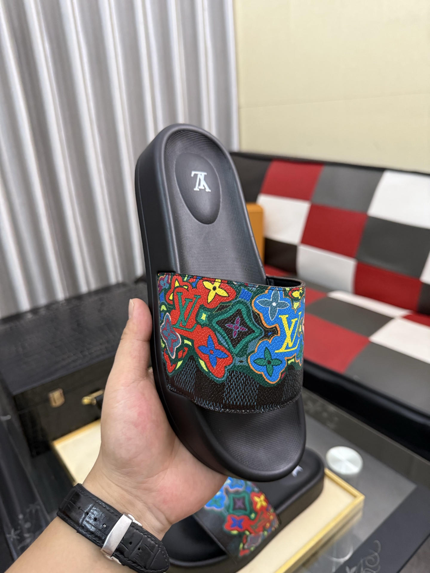 LV 高仿 男款拖鞋 彩色塗鴉LOGO設計 潮流亮眼款| 10 LV 高仿 男款拖鞋 彩色塗鴉LOGO設計 潮流亮眼款