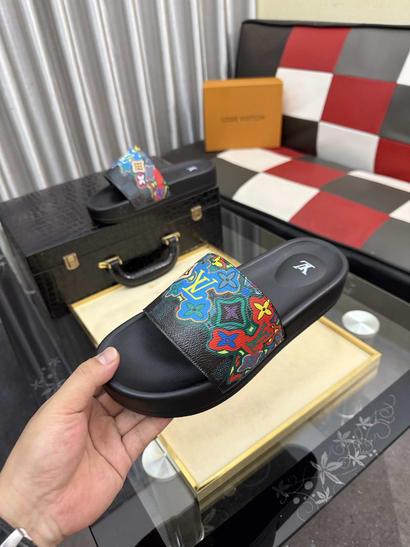 LV 高仿 男款拖鞋 彩色塗鴉LOGO設計 潮流亮眼款| 9 LV 高仿 男款拖鞋 彩色塗鴉LOGO設計 潮流亮眼款