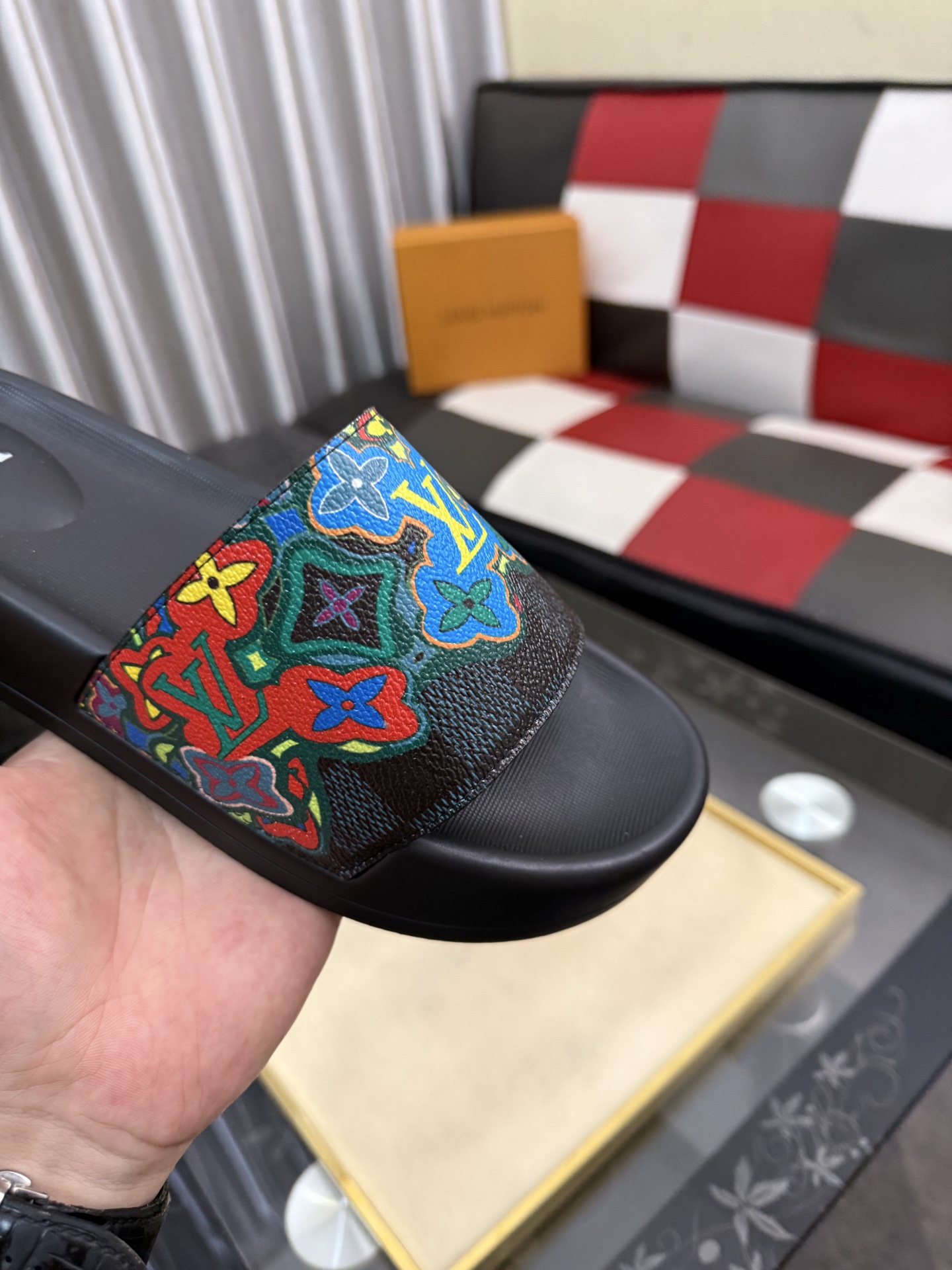 LV 高仿 男款拖鞋 彩色塗鴉LOGO設計 潮流亮眼款| 8 LV 高仿 男款拖鞋 彩色塗鴉LOGO設計 潮流亮眼款