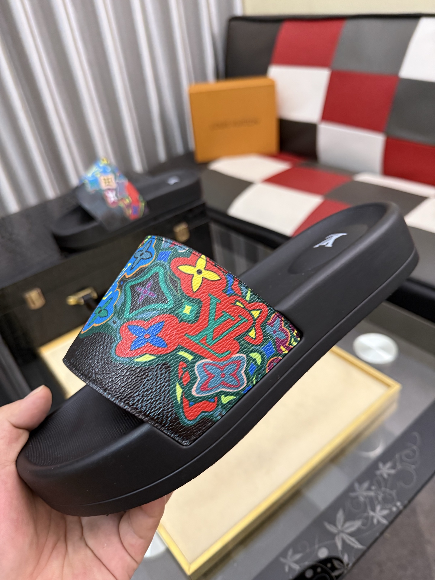 LV 高仿 男款拖鞋 彩色塗鴉LOGO設計 潮流亮眼款| 7 LV 高仿 男款拖鞋 彩色塗鴉LOGO設計 潮流亮眼款