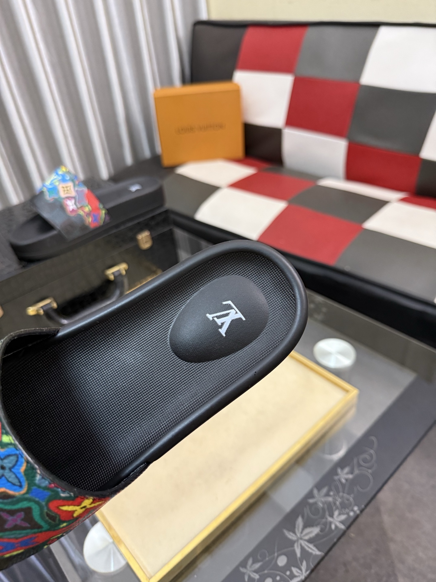 LV 高仿 男款拖鞋 彩色塗鴉LOGO設計 潮流亮眼款| 6 LV 高仿 男款拖鞋 彩色塗鴉LOGO設計 潮流亮眼款