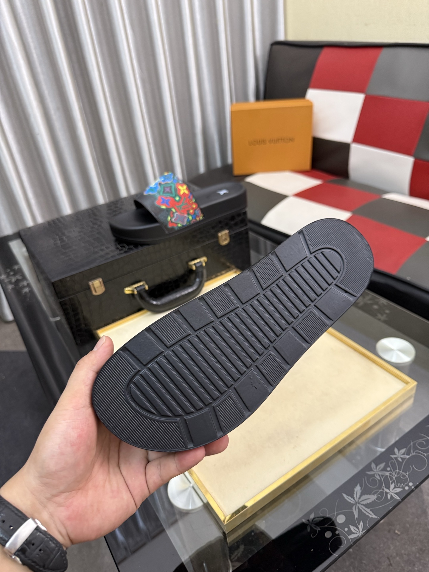 LV 高仿 男款拖鞋 彩色塗鴉LOGO設計 潮流亮眼款| 5 LV 高仿 男款拖鞋 彩色塗鴉LOGO設計 潮流亮眼款