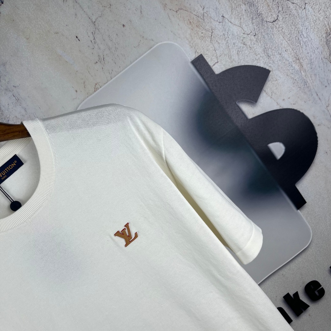 LV 高仿 男款 素面刺繡Logo短袖T恤 簡約百搭款| 11 LV 高仿 男款 素面刺繡Logo短袖T恤 簡約百搭款