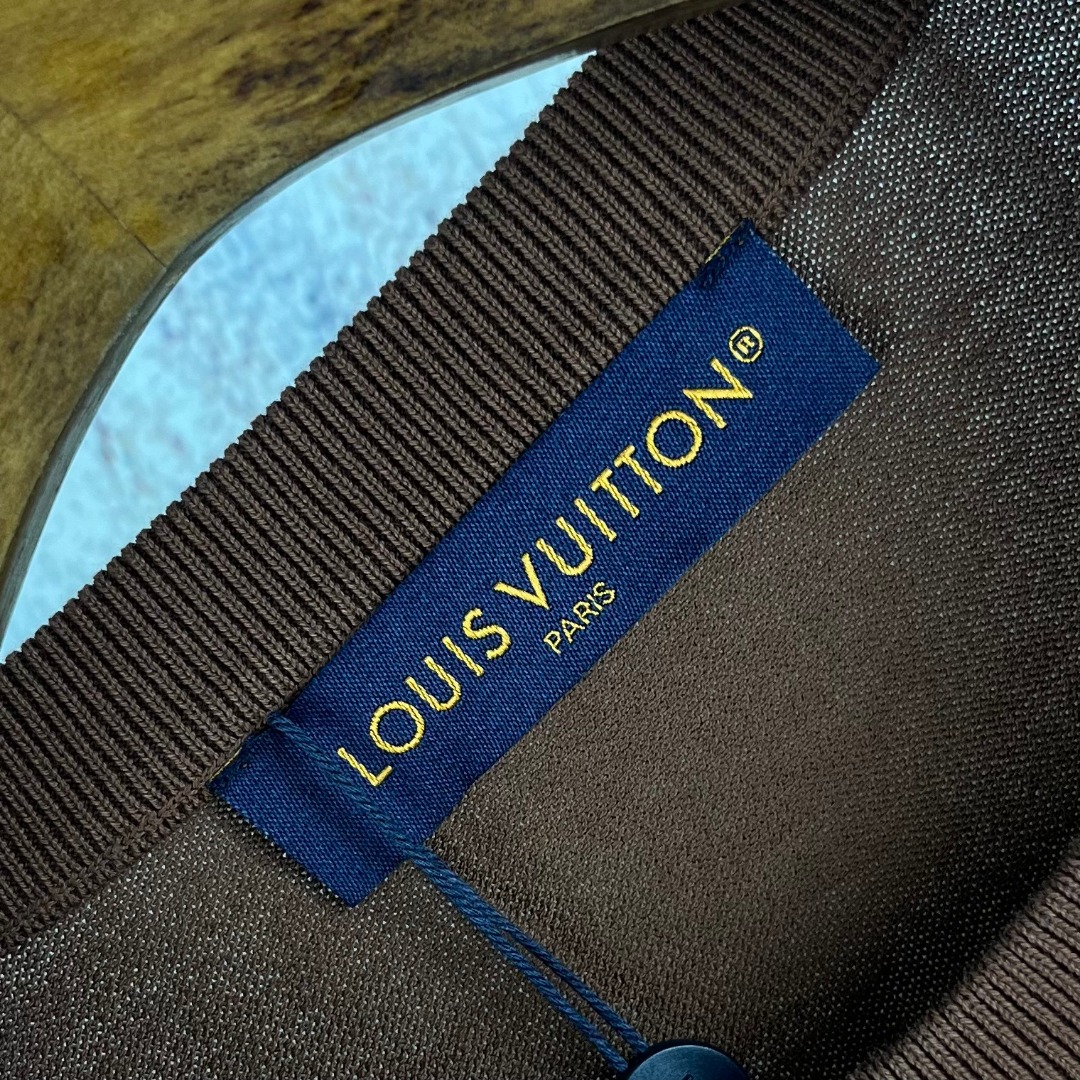 LV 一比一 男款 素面Logo短袖T恤 輕奢休閒風| 12 LV 一比一 男款 素面Logo短袖T恤 輕奢休閒風