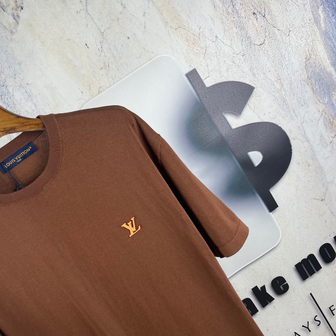 LV 一比一 男款 素面Logo短袖T恤 輕奢休閒風| 11 LV 一比一 男款 素面Logo短袖T恤 輕奢休閒風