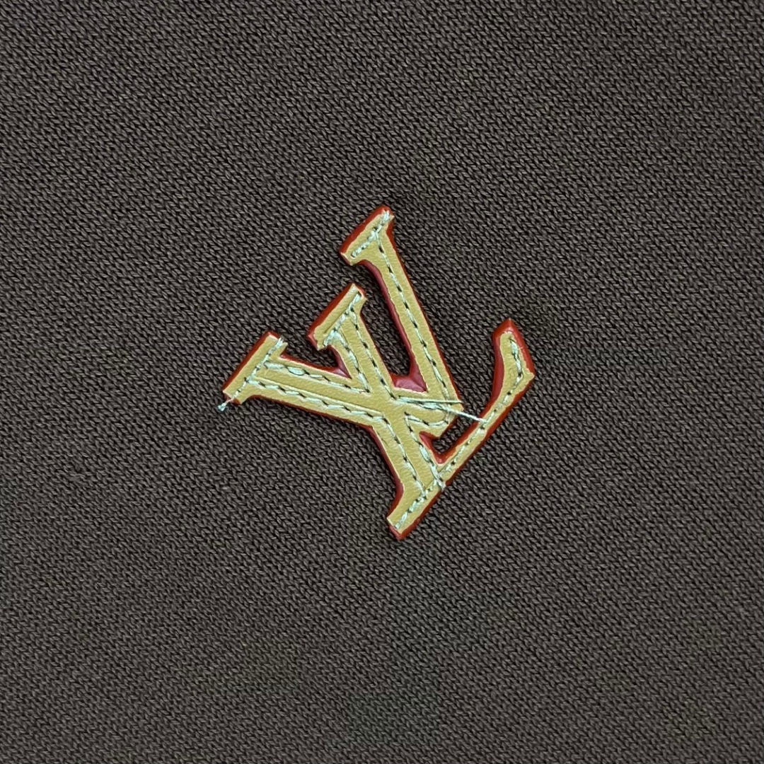 LV 一比一 男款 素面Logo短袖T恤 輕奢休閒風| 10 LV 一比一 男款 素面Logo短袖T恤 輕奢休閒風