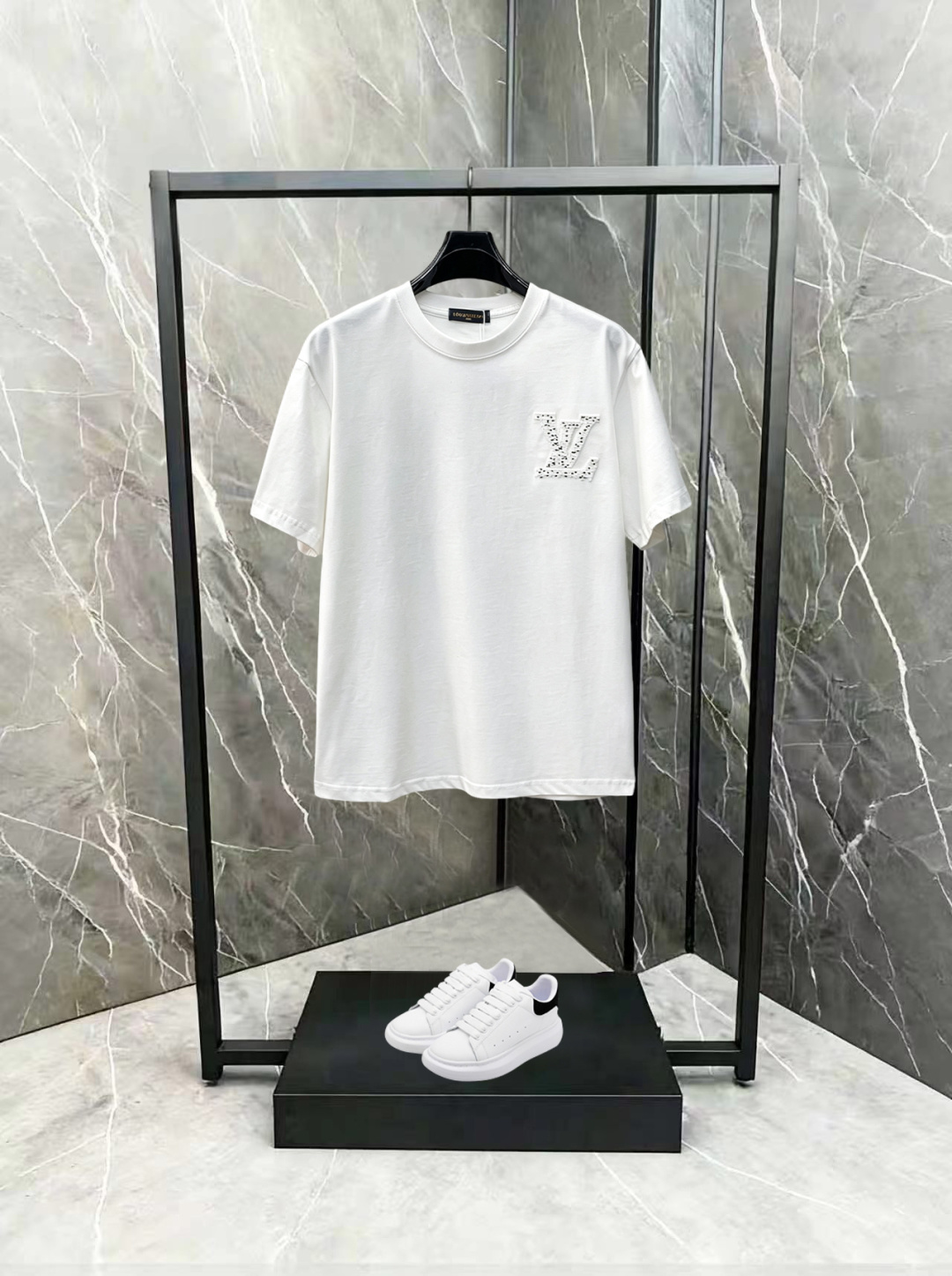 LV 高仿 男款 壓紋Logo短袖T恤 高級簡約風