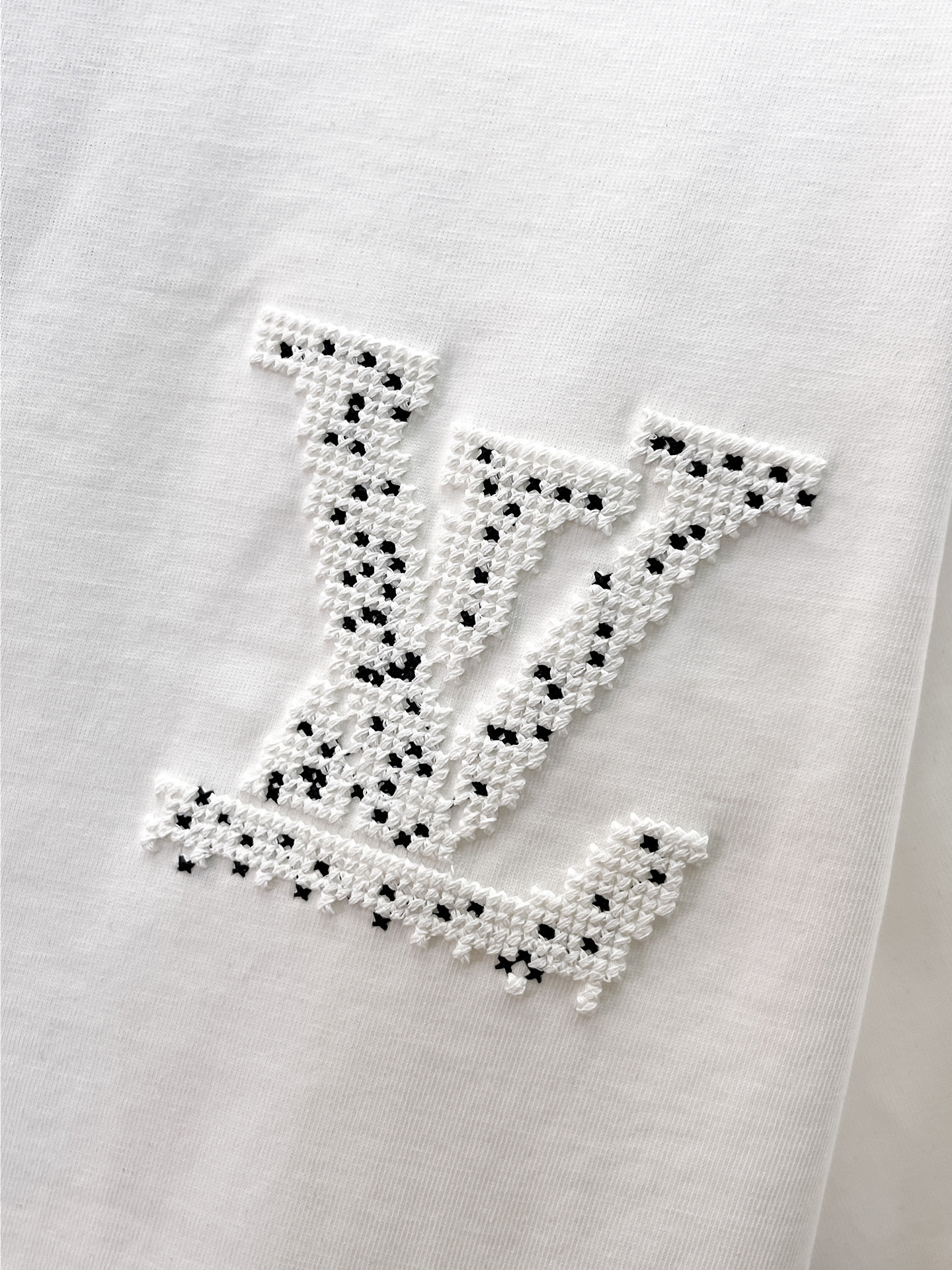 LV 高仿 男款 壓紋Logo短袖T恤 高級簡約風| 15 LV 高仿 男款 壓紋Logo短袖T恤 高級簡約風