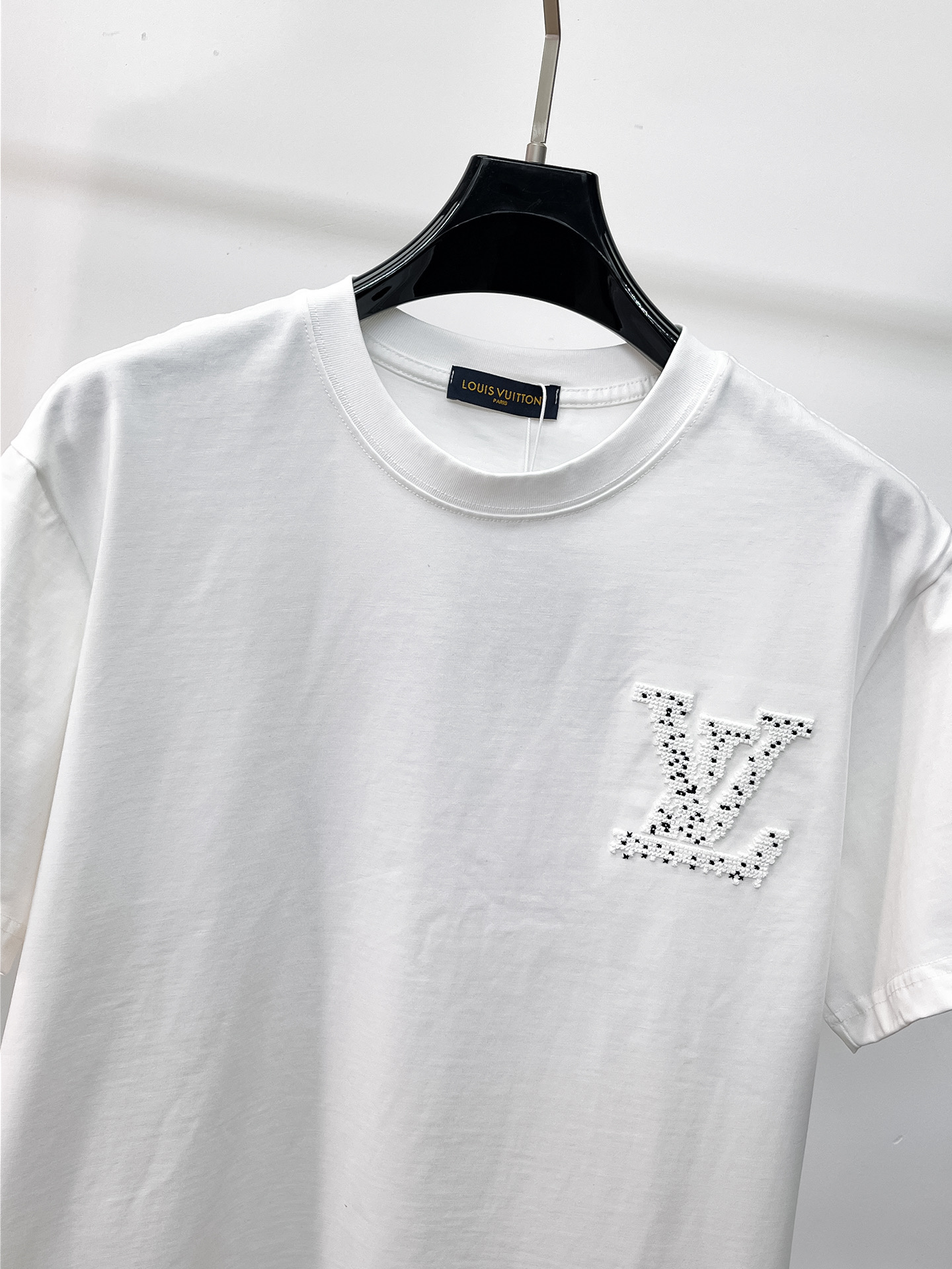 LV 高仿 男款 壓紋Logo短袖T恤 高級簡約風| 13 LV 高仿 男款 壓紋Logo短袖T恤 高級簡約風