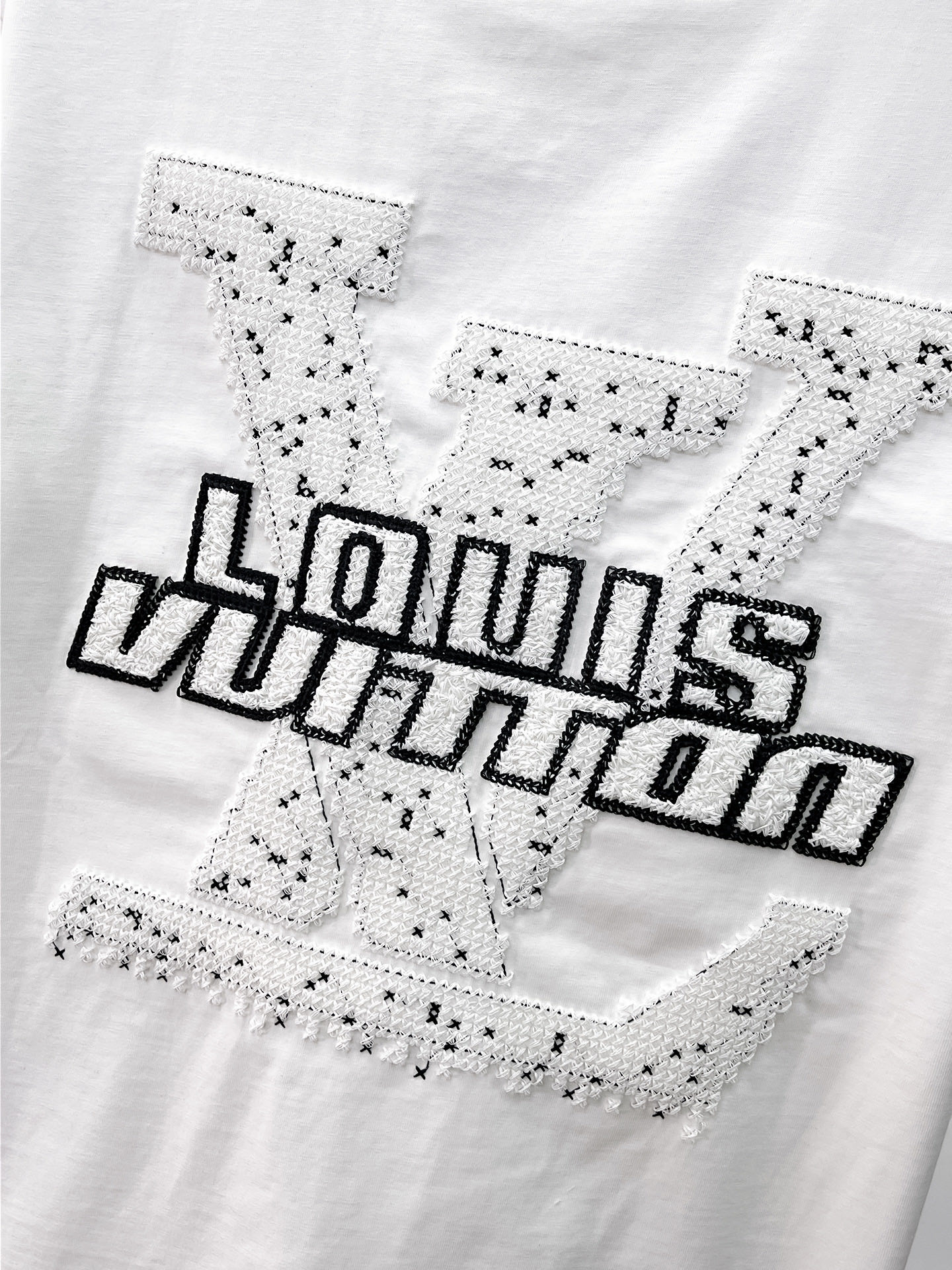 LV 高仿 男款 壓紋Logo短袖T恤 高級簡約風| 10 LV 高仿 男款 壓紋Logo短袖T恤 高級簡約風