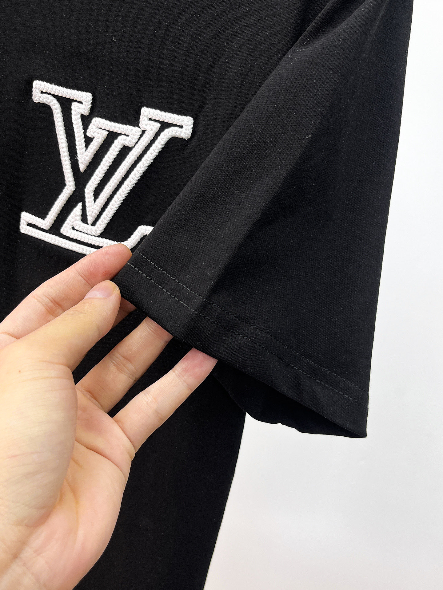 LV A貨 男款 描邊Logo短袖T恤 極簡潮流風| 16 LV A貨 男款 描邊Logo短袖T恤 極簡潮流風