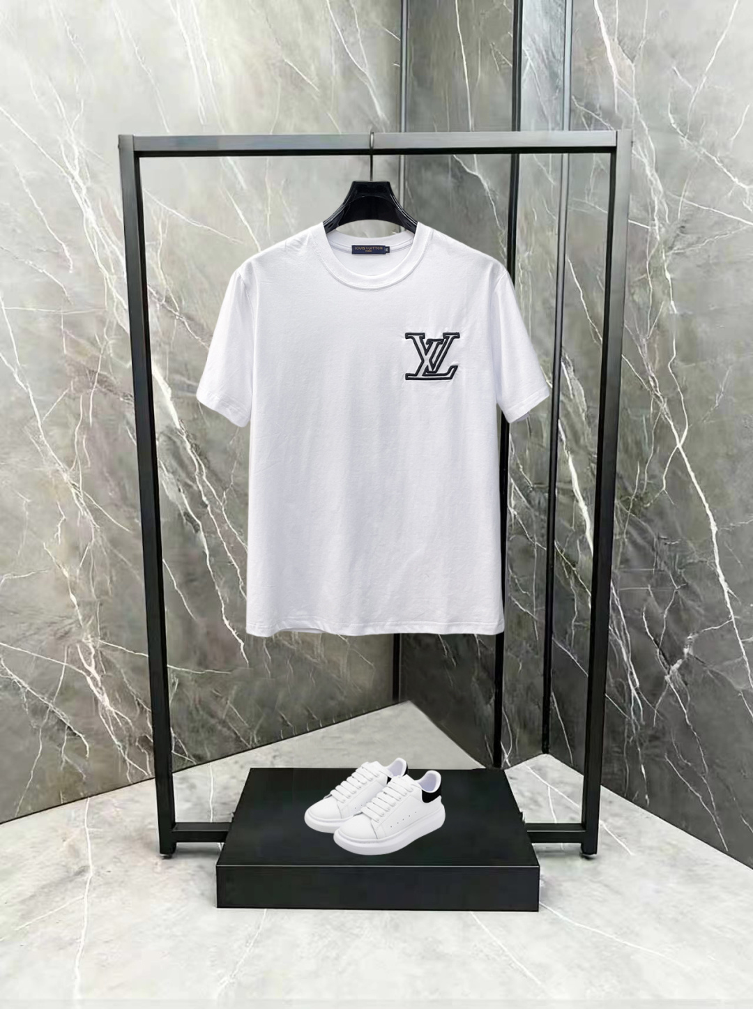 LV 一比一 男款 描邊Logo短袖T恤 簡約百搭風