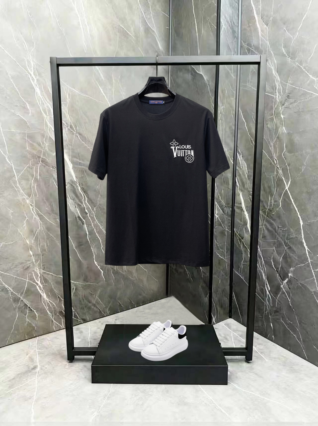 LV 高仿男款 花紋Logo短袖T恤 極簡潮流風