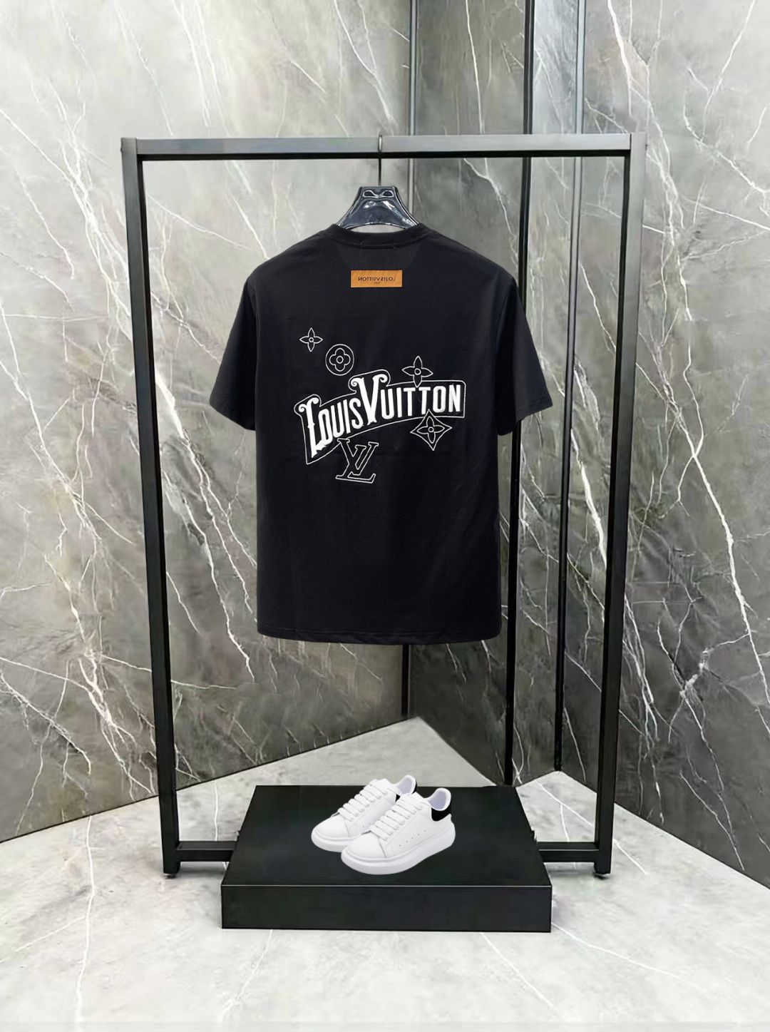 LV 高仿男款 花紋Logo短袖T恤 極簡潮流風| 14 LV 高仿男款 花紋Logo短袖T恤 極簡潮流風