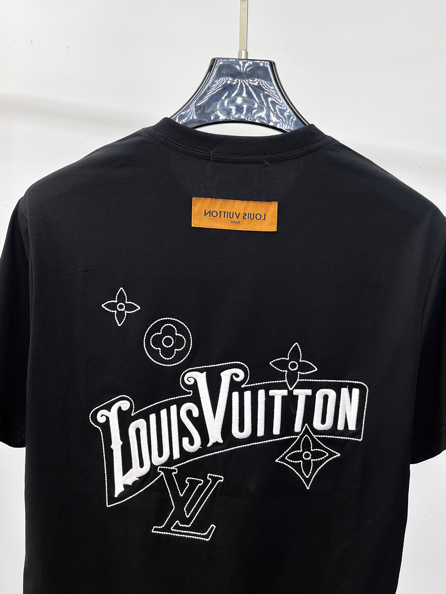 LV 高仿男款 花紋Logo短袖T恤 極簡潮流風| 12 LV 高仿男款 花紋Logo短袖T恤 極簡潮流風