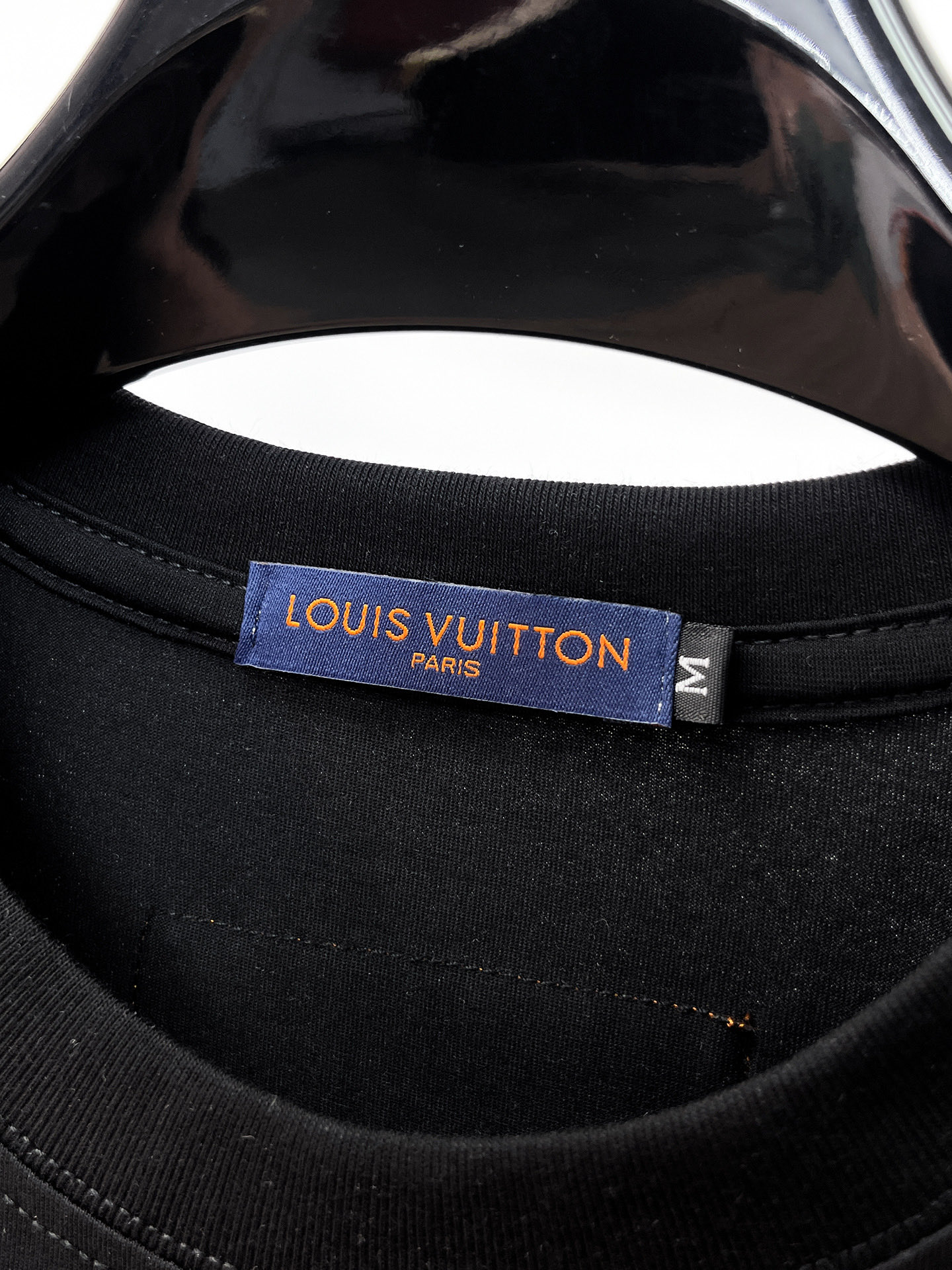 LV 高仿男款 花紋Logo短袖T恤 極簡潮流風| 8 LV 高仿男款 花紋Logo短袖T恤 極簡潮流風