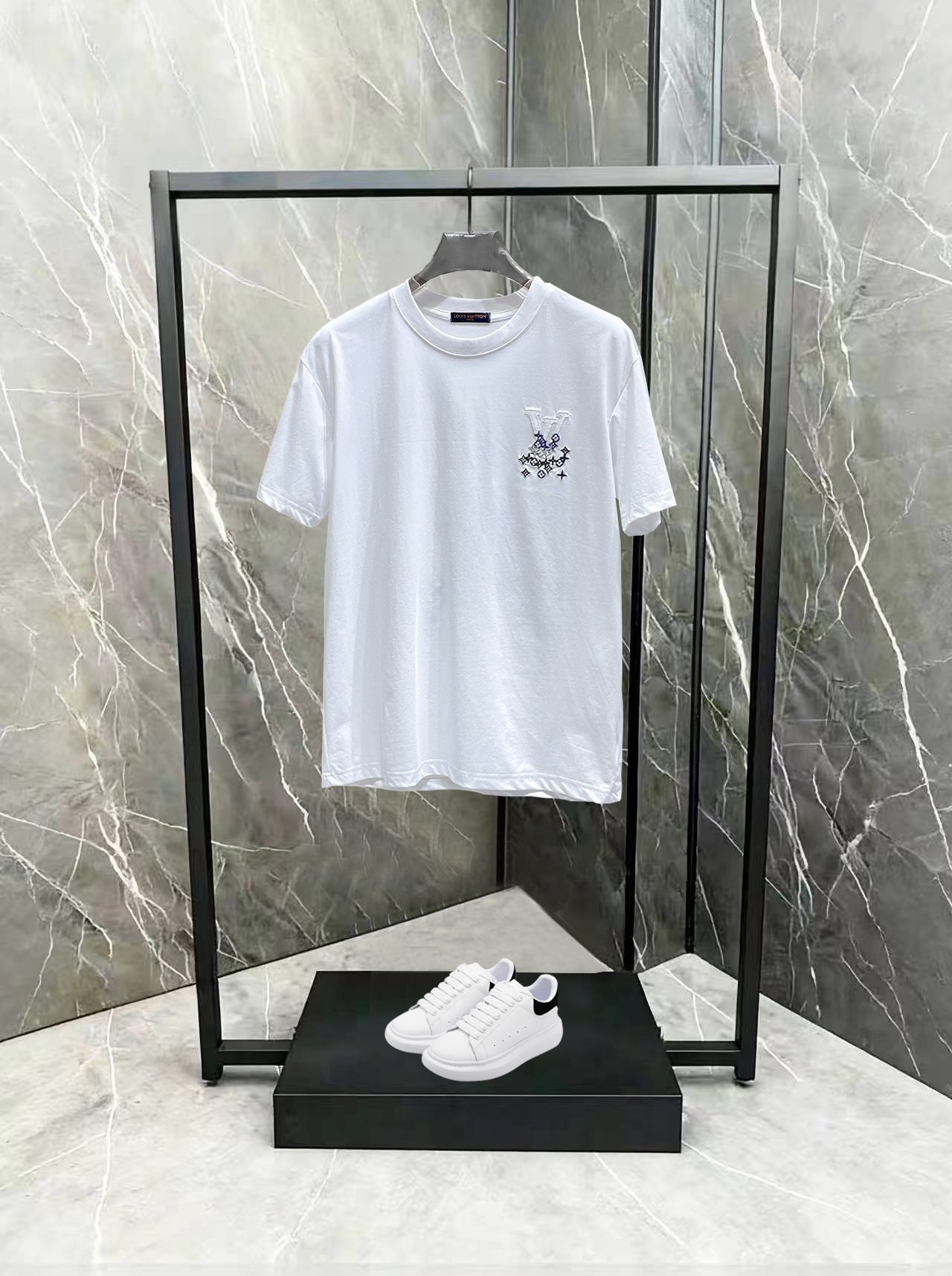 LV 高仿 男款 花簇Logo短袖T恤 清爽百搭風
