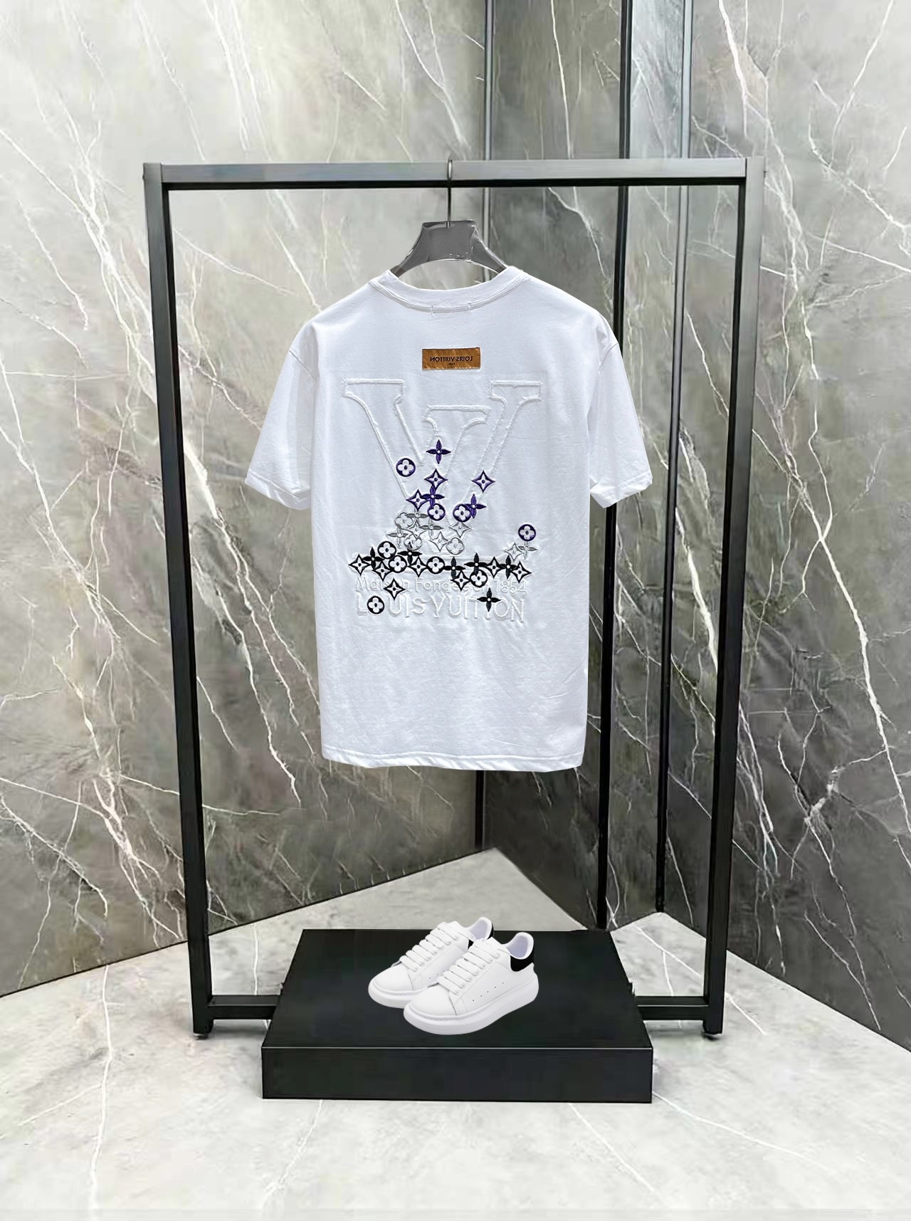 LV 高仿 男款 花簇Logo短袖T恤 清爽百搭風| 14 LV 高仿 男款 花簇Logo短袖T恤 清爽百搭風