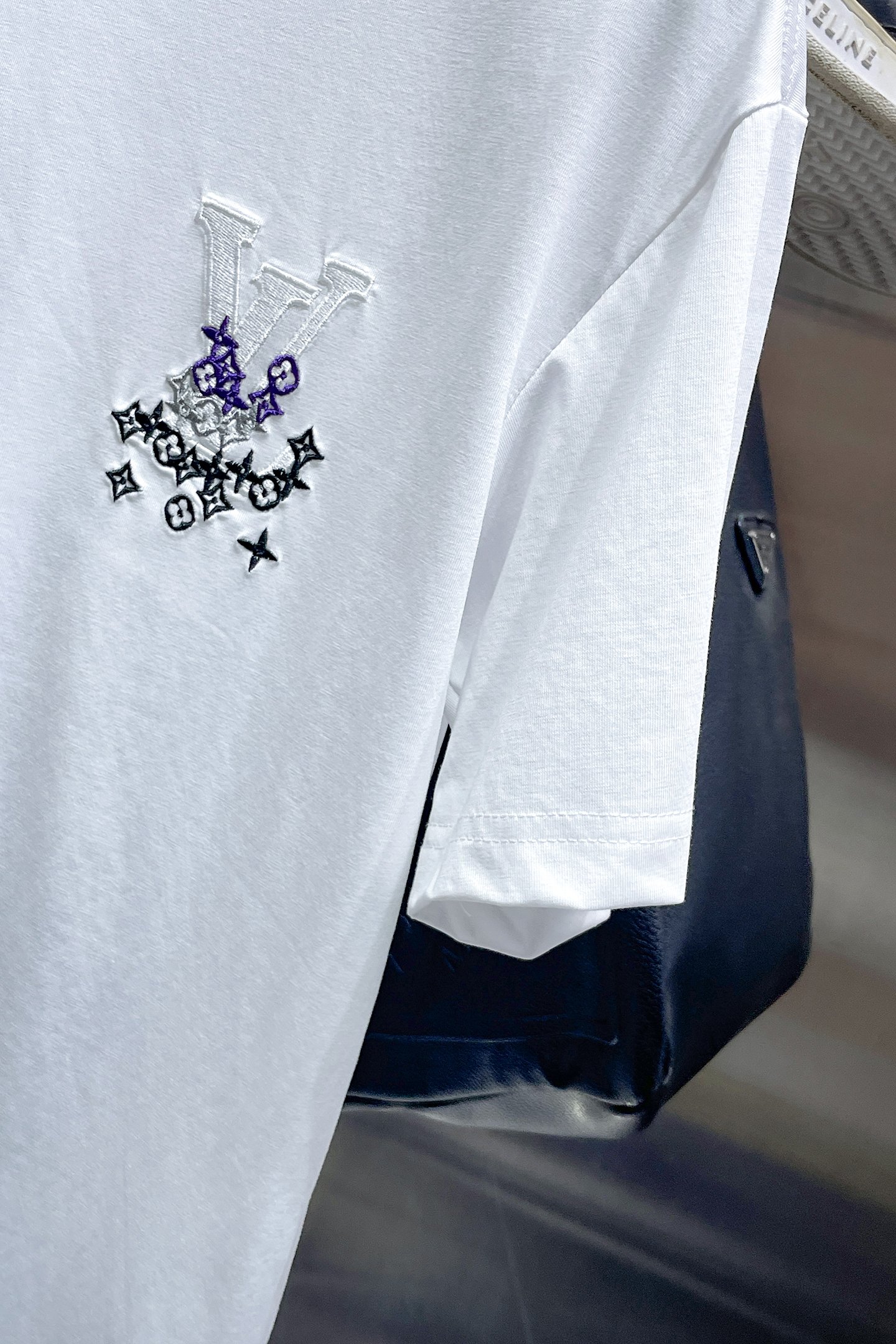 LV 高仿 男款 花簇Logo短袖T恤 清爽百搭風| 11 LV 高仿 男款 花簇Logo短袖T恤 清爽百搭風
