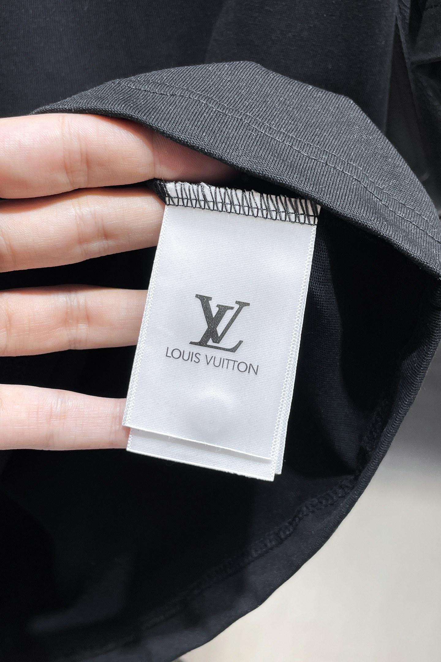 LV A貨 男款 字母刺繡短袖T恤 極簡百搭款| 15 LV A貨 男款 字母刺繡短袖T恤 極簡百搭款