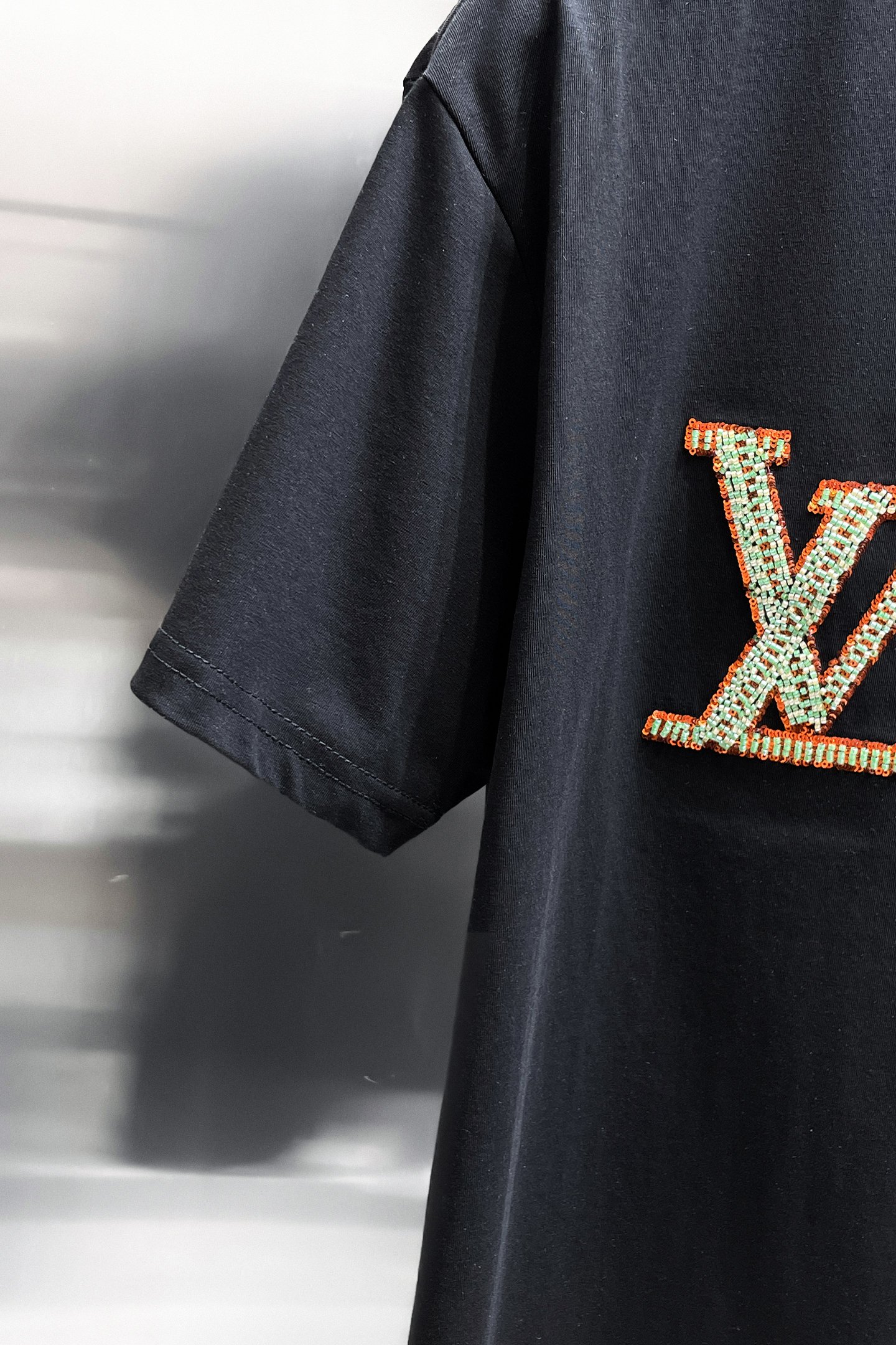 LV 原單 男款 大Logo刺繡短袖T恤 潮流街頭風| 11 LV 原單 男款 大Logo刺繡短袖T恤 潮流街頭風